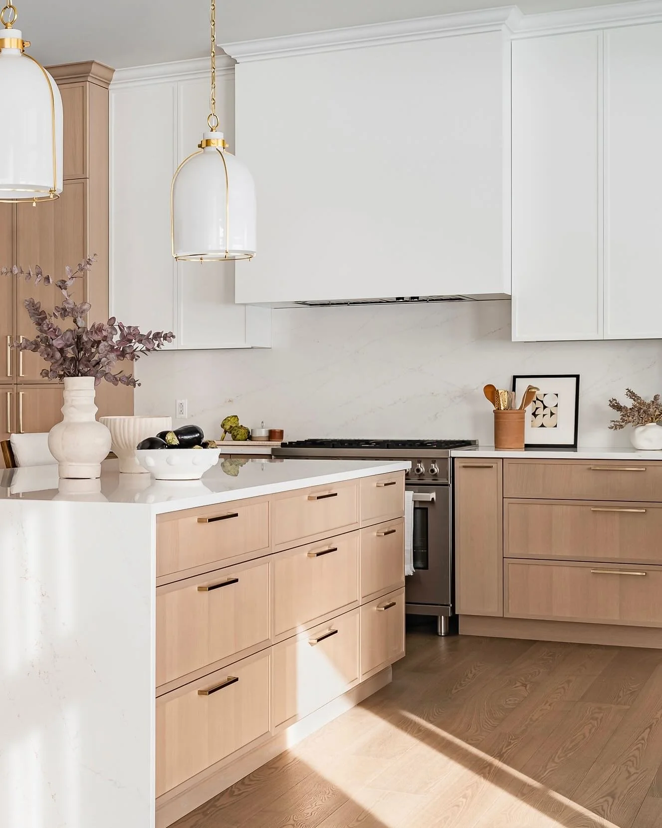 Simple. Warm &amp; Bright. Always a fan favorite 🤍

Designed and styled by us @stellanoirdesign 
📸 @dan.aponte.photographer