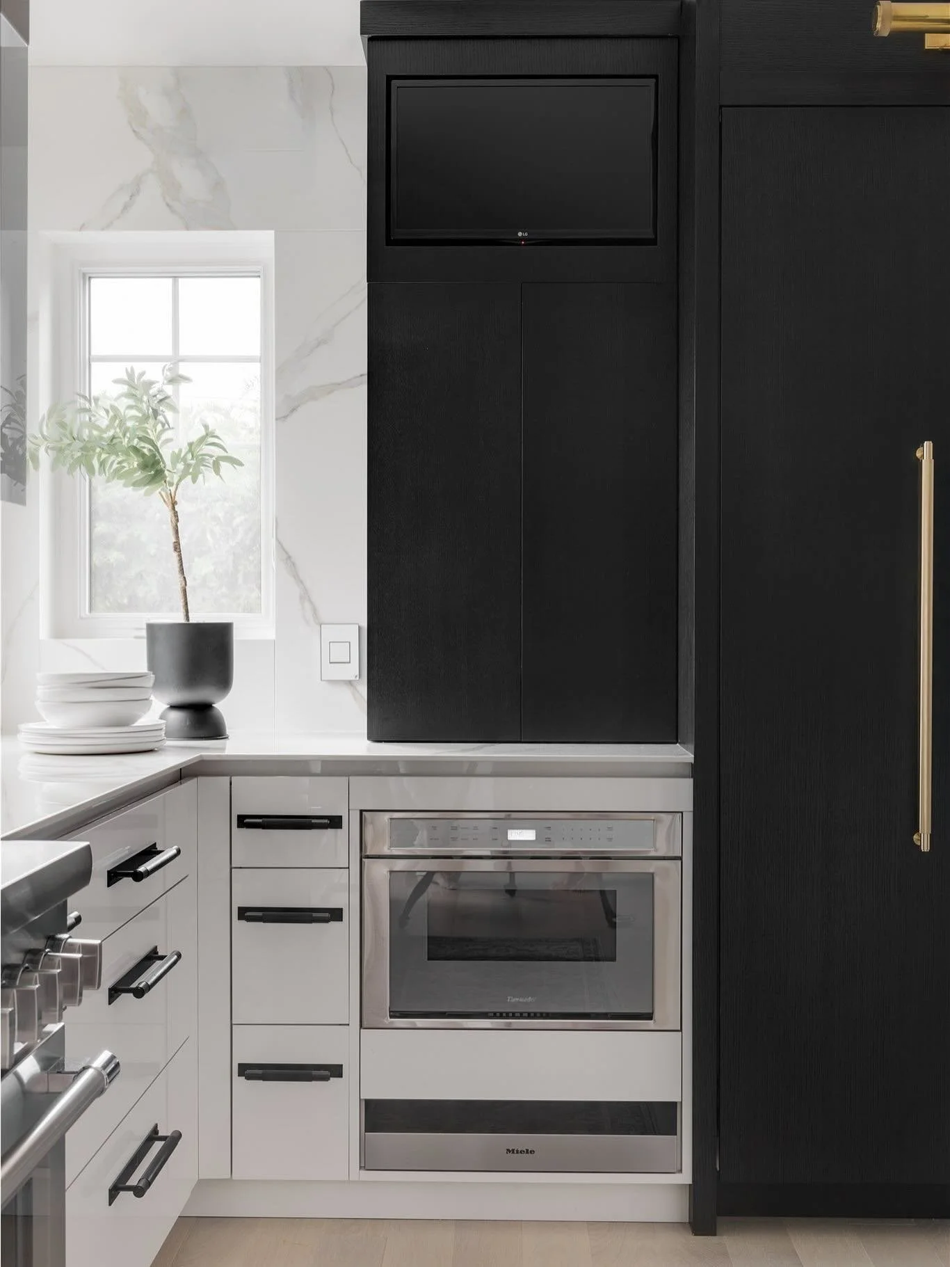 How many appliances can you find in this photo? 🧐
Designing custom kitchens is our obsession. 
.
.
.
.
.
1. @thermadorhomecanada Freezer Column 
2. Built-in Microwave Drawer
3. Built-in Vacuum Seal Drawer
4. Professional 48&rdquo; @thermadorhome Gas