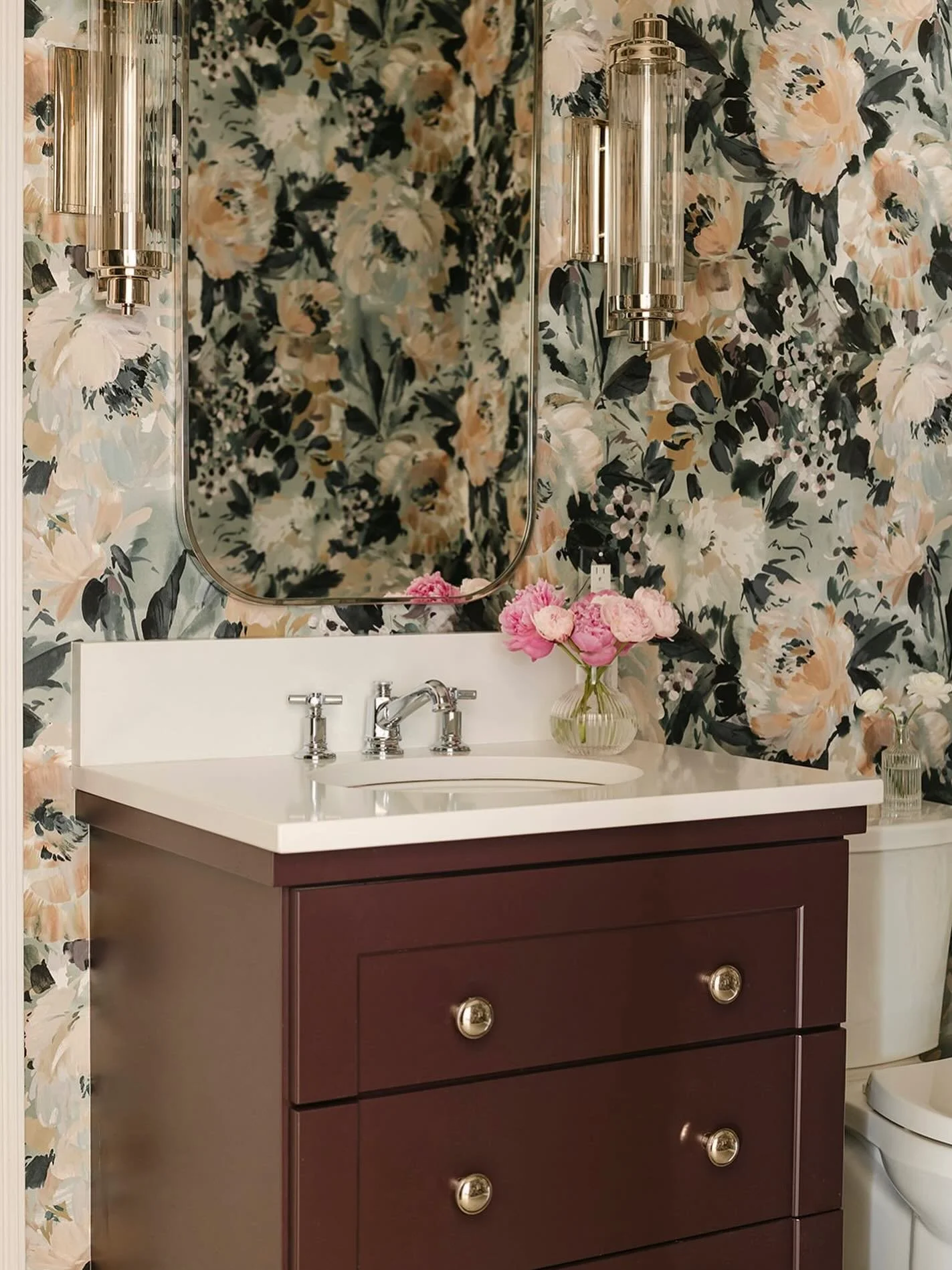 🌸 Garden vibes all season long in this powder room. Statement wallpaper always wins! 

Designed by us @stellanoirdesign 
Photography by @ramseybakerphotos_interiors