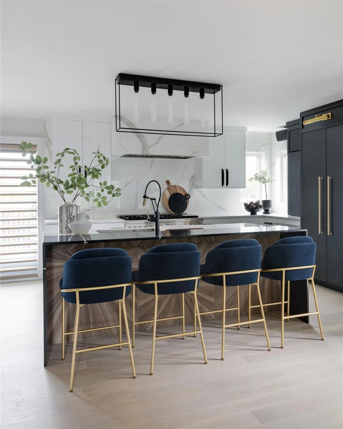 In honor of American Thanksgiving we&rsquo;re posting some of our favorite kitchen islands in hopes that you gather with friends and family today, eventually at the dining room table&hellip; but let&rsquo;s be honest, the real fun (and gossip) happen