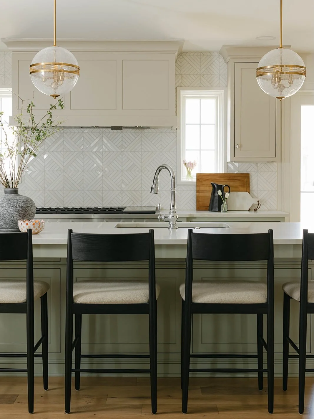 When everyone is installing full height splashes (including me) it&rsquo;s refreshing to have a little pattern and texture play instead! 

Designed by us @stellanoirdesign 
📸 @ramseybakerphotos_interiors