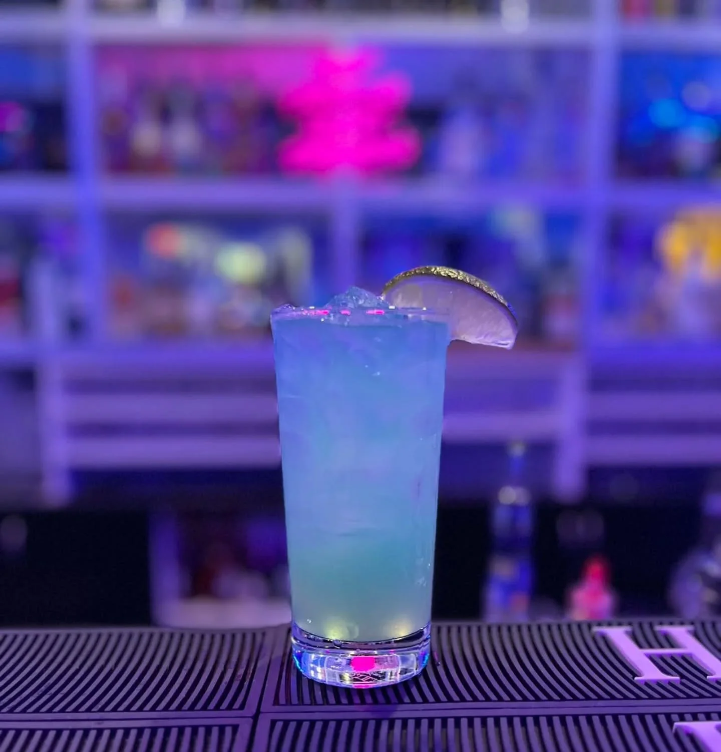 🌺💙 Tonight&rsquo;s forecast: tropical chaos in a glass.

Dive into our Blue Hawaii 🍍
Made with Malibu, Blue Bols &amp; pineapple juice for that sweet island kick that tastes like your vacation request got approved instantly. 🌴✨

🍸 HAPPY HOUR TON
