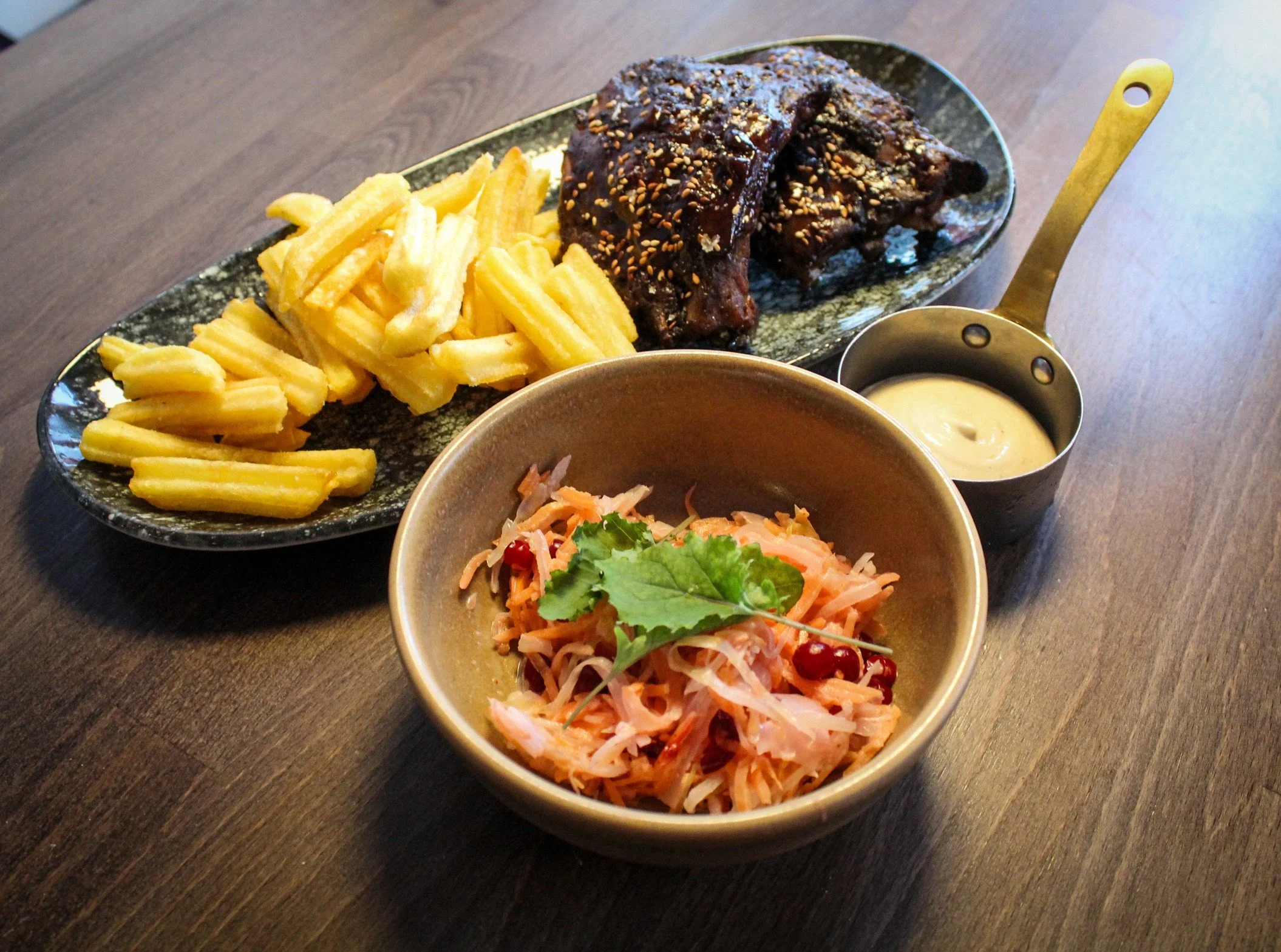 Suussa sulavat ribsit ja puolukkacoleslaw.jpeg