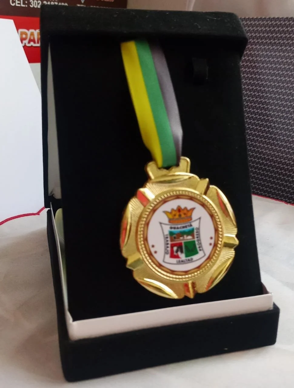 Medalla, cinta personalizada y estuche pana