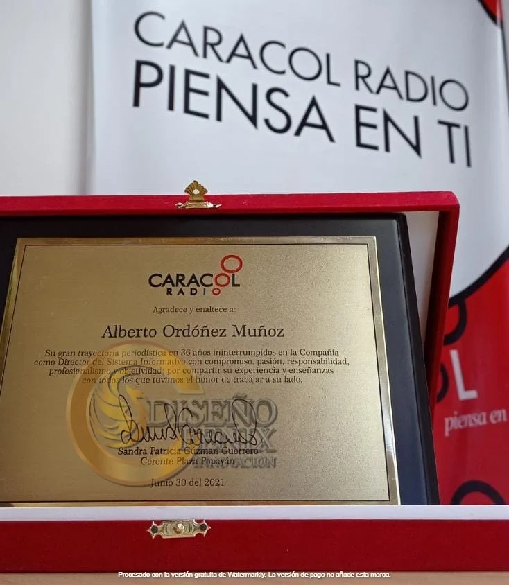 placa conmemorativa dorada