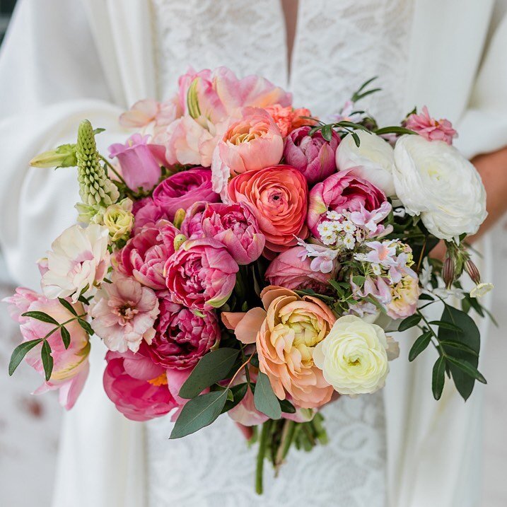 Happy how-is-it-June-already 1st ✨
 
Bouquet from this past weekend was 💯 @fastponyflowers