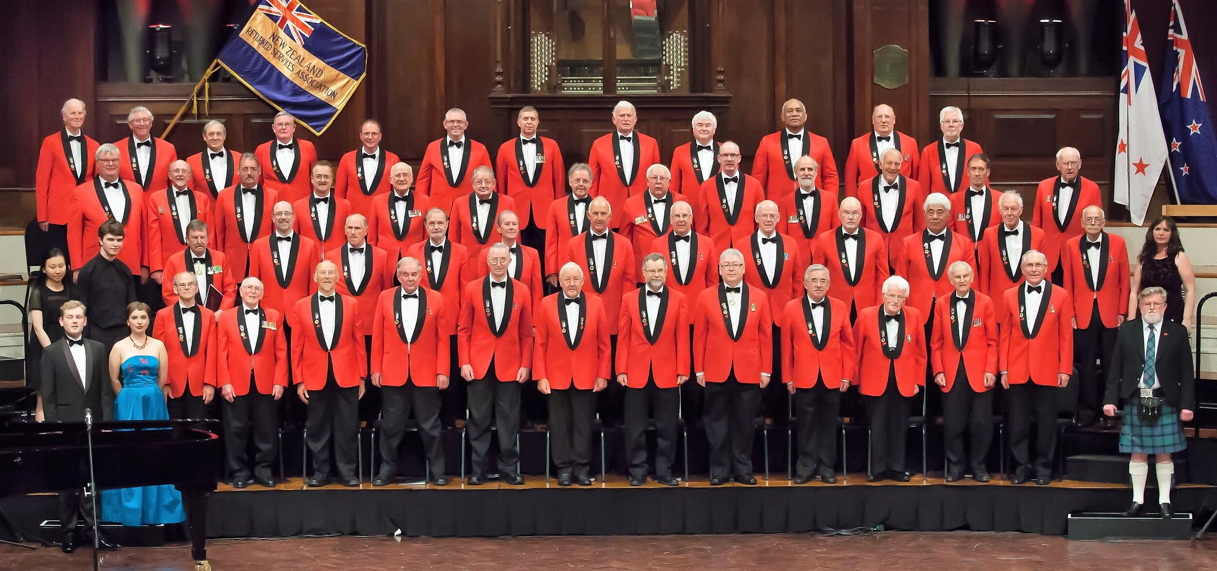 2016 November Concert - Choir Photo with Scholar Harry Grigg and Soloist Calla Knudson