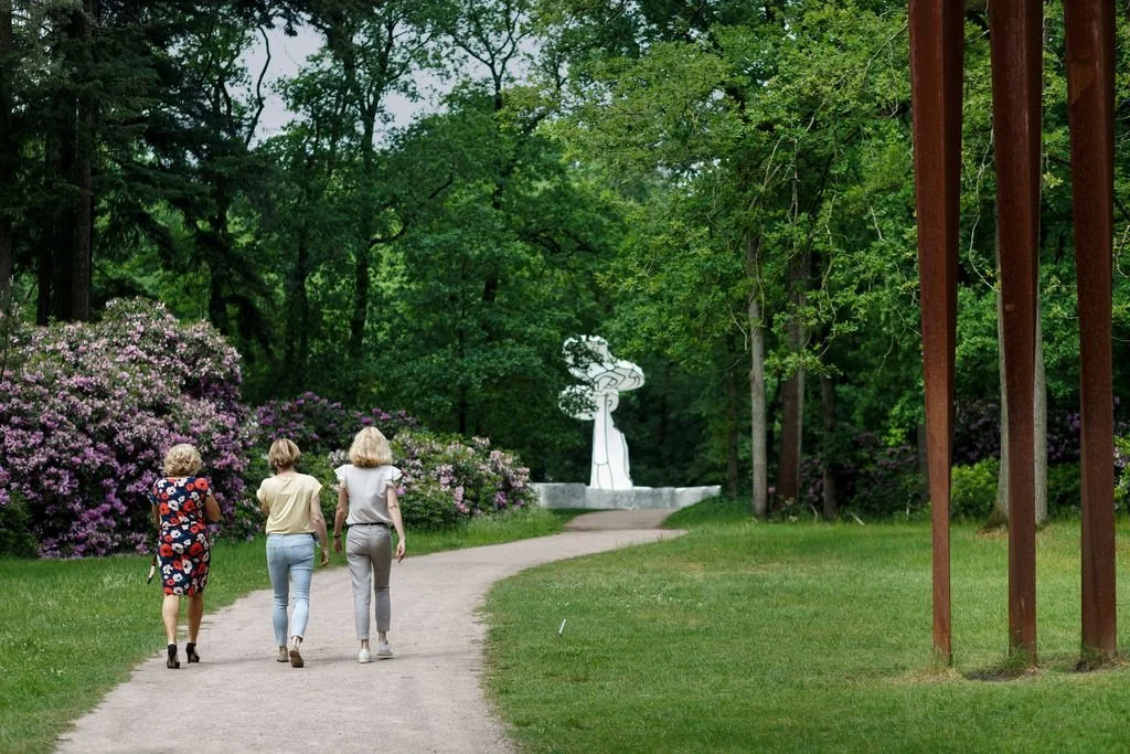 Medium-Bezoekers in de beeldentuin - Visitors in the sculpture garden of the Kröller-Müller Museum, photo_ Wieneke Hofland.jpg