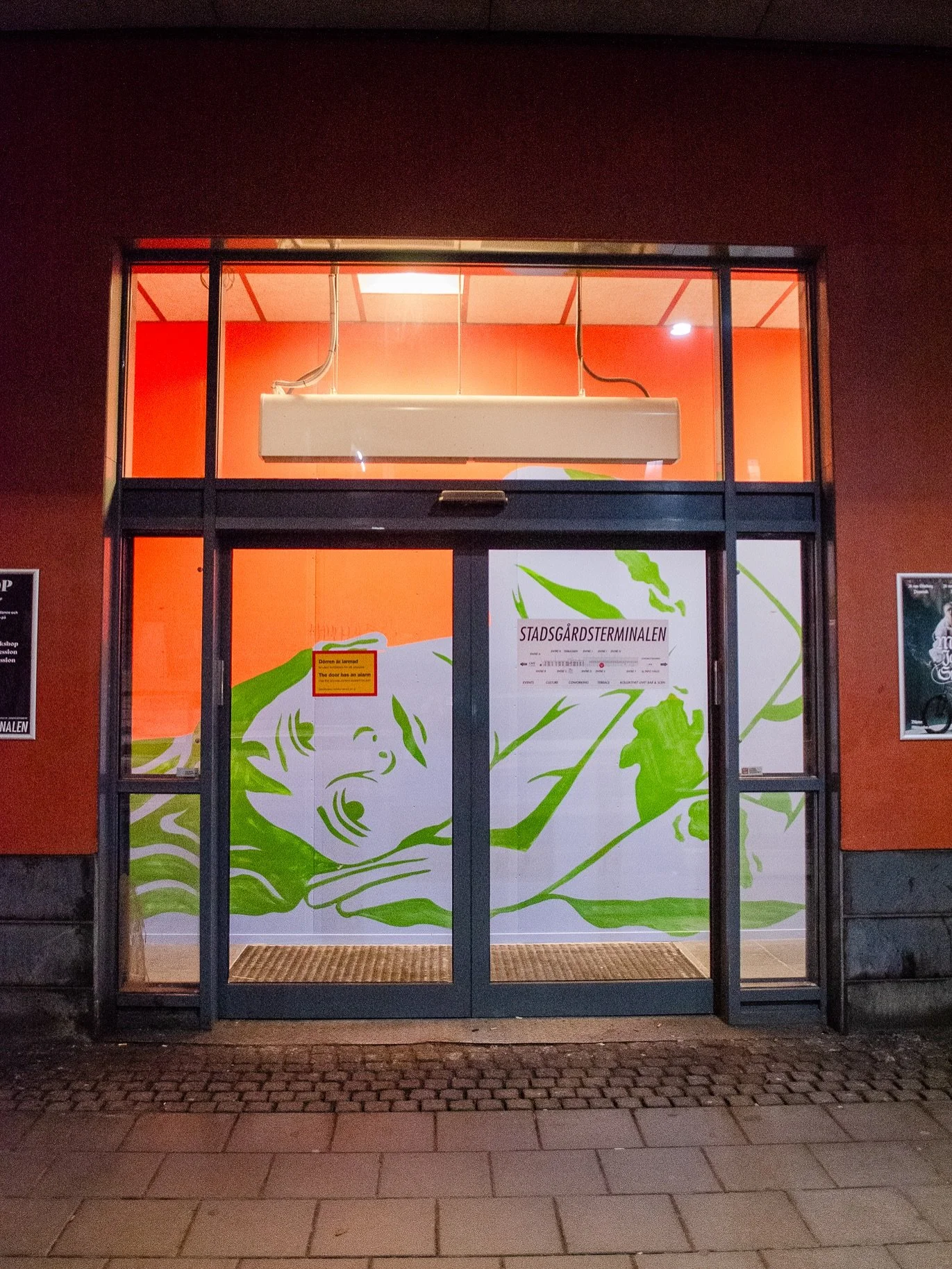 Part one of our work for the @turning_thetide_ residency!
At @stadsgardsterminalen, Slussen (Stockholm).

A residency about Creative Actions for Climate Emergencies.
During this residency, Jonna moved onto a boat on lake M&auml;laren, which was also 