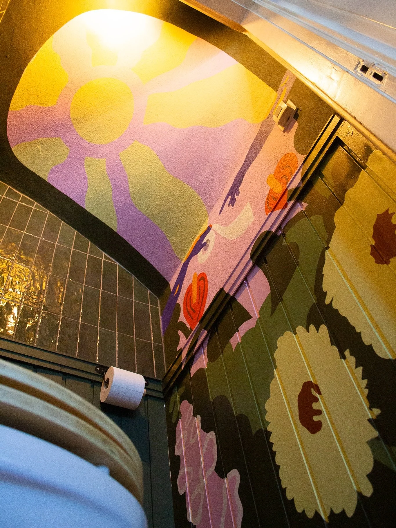 Normally we are obsessed with big spaces but this toilet that amazing artist, writer, educator, art-historian @liliananneloes commissioned us to do, is also up there in our favourites!!! @lottemaskerillustratie hid a bunch of underwear sillouettes in