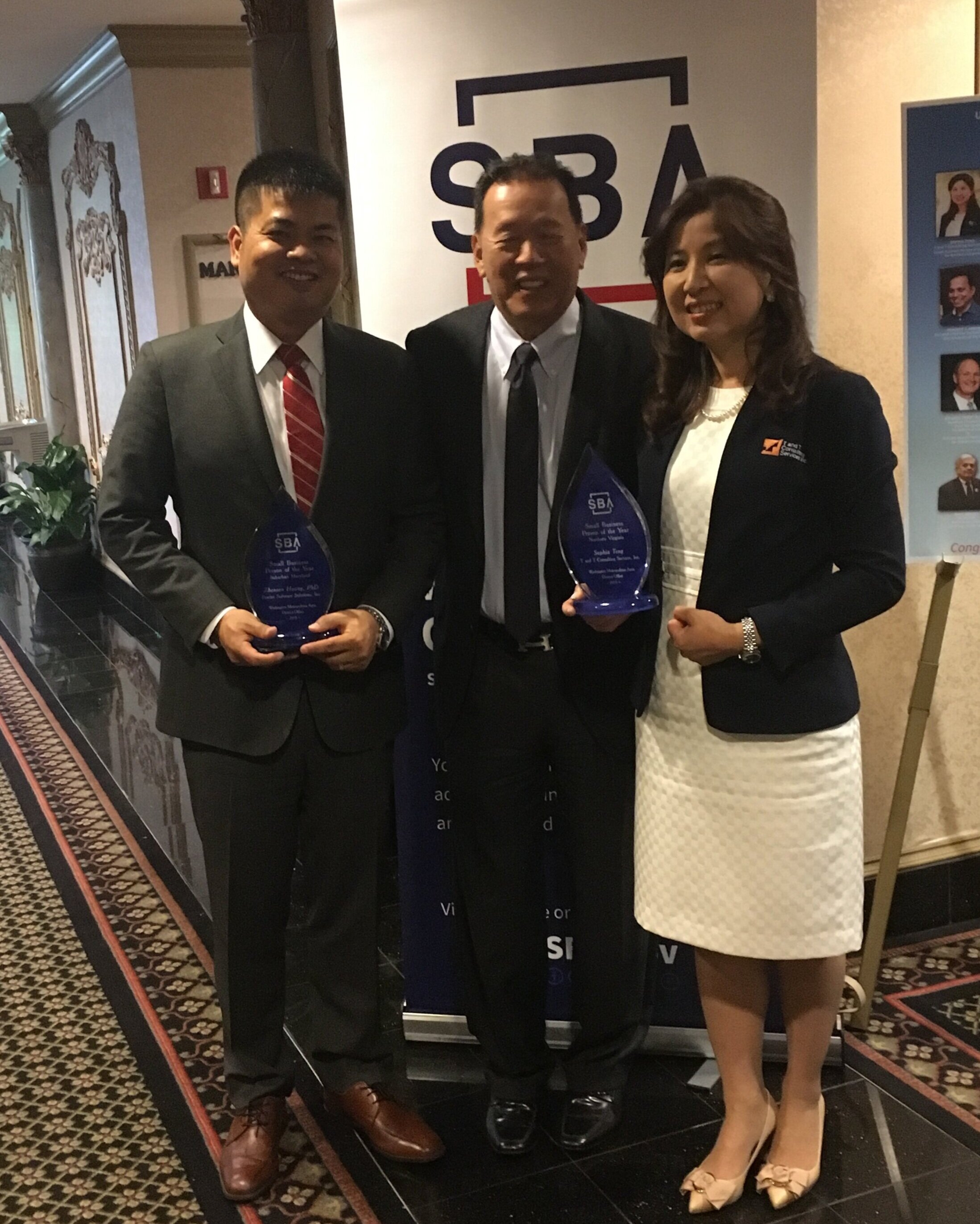 Maryland+Small+Business+Person+of+Year+-+Group+Photo+with+Award.jpg