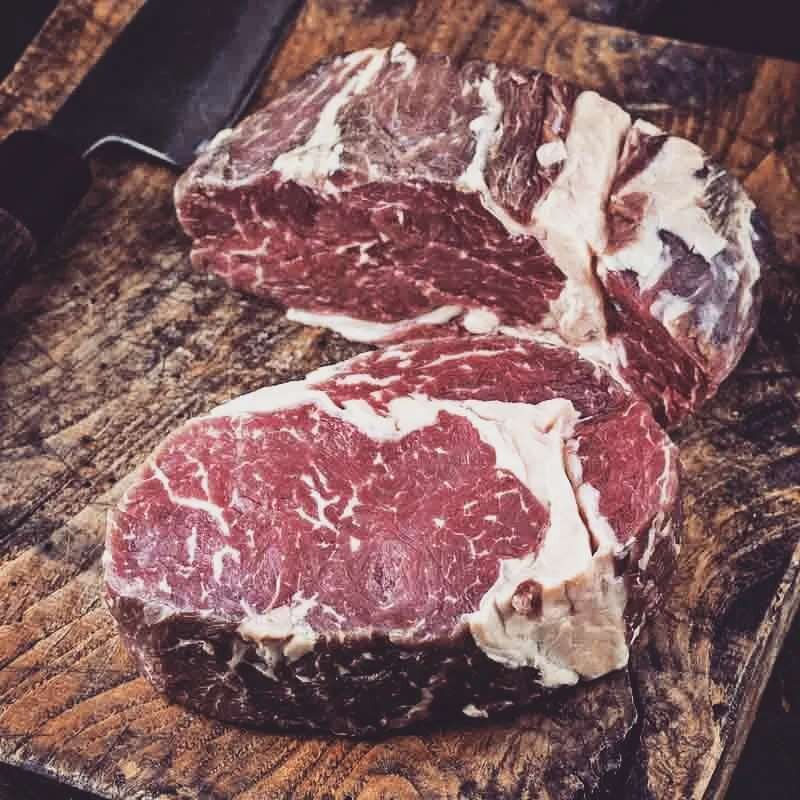 Denne helga har vi noen stykker t&oslash;rrhengt entrec&ocirc;te som vi tar ned fra langtids modning. Det er kun denne helga dette er &aring; finne p&aring; menyen s&aring; det hjelper ikke &aring; angre 🤷🏼&zwj;♂️
De serveres som en &quot;sharing-p