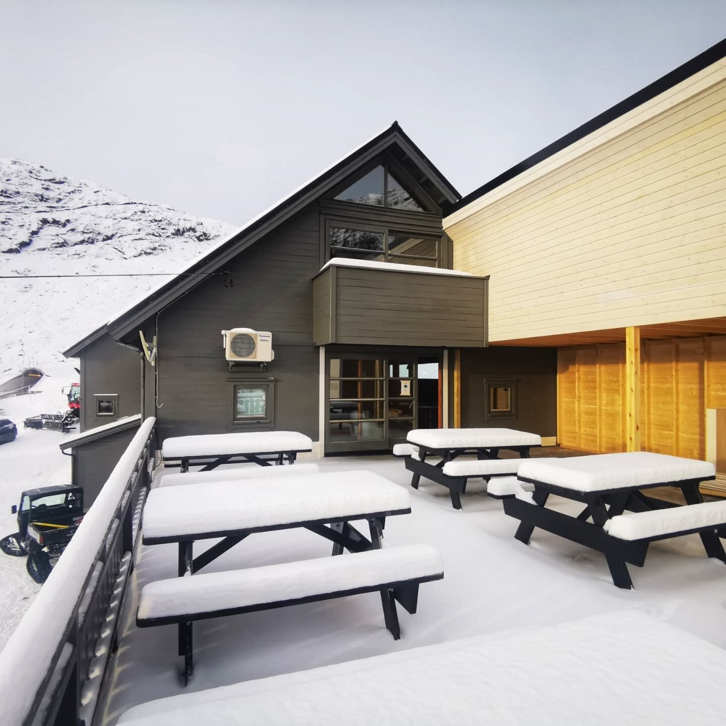 De observante av dere har kanskje lagt merke til at det er kommet et p&aring;bygg til nedre caf&eacute; i skisenteret. Vi har der bygget om terrassen til det som snart skal bli en koselig veranda og uteservering med en r&aring; utsikt 😀 lydniv&aring