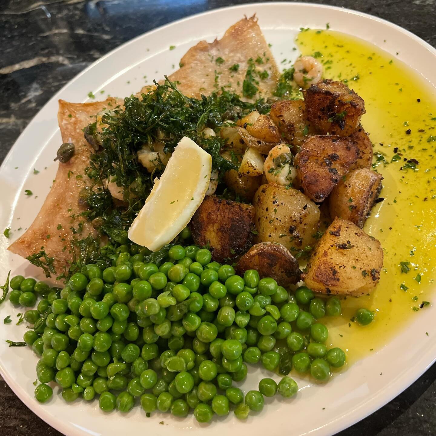 Cold weather deliciousness ❄️🍲🍔 There&rsquo;s something for everyone on our menu, whether it&rsquo;s something cosy &amp; warming or maybe something a little lighter. 

Fresh grilled Skate, panfried New potatoes, prawn &amp; caper butter with peas.