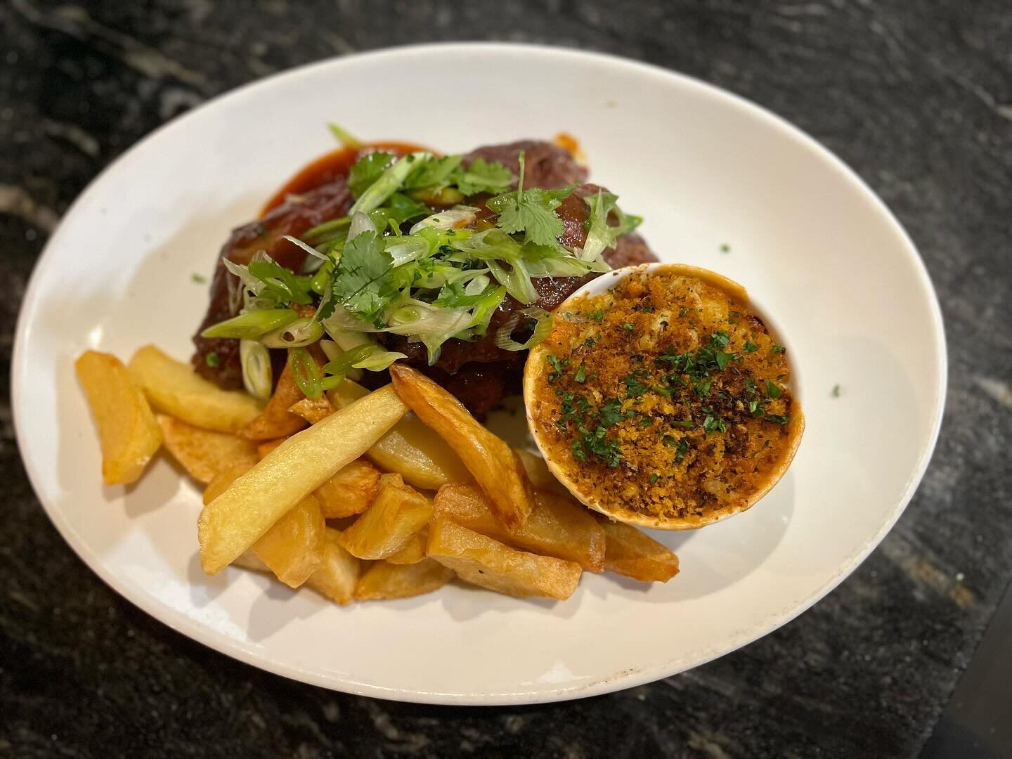 Our classic Plough ribs now served with mac &amp; cheese with a herby crumb 👌🏻