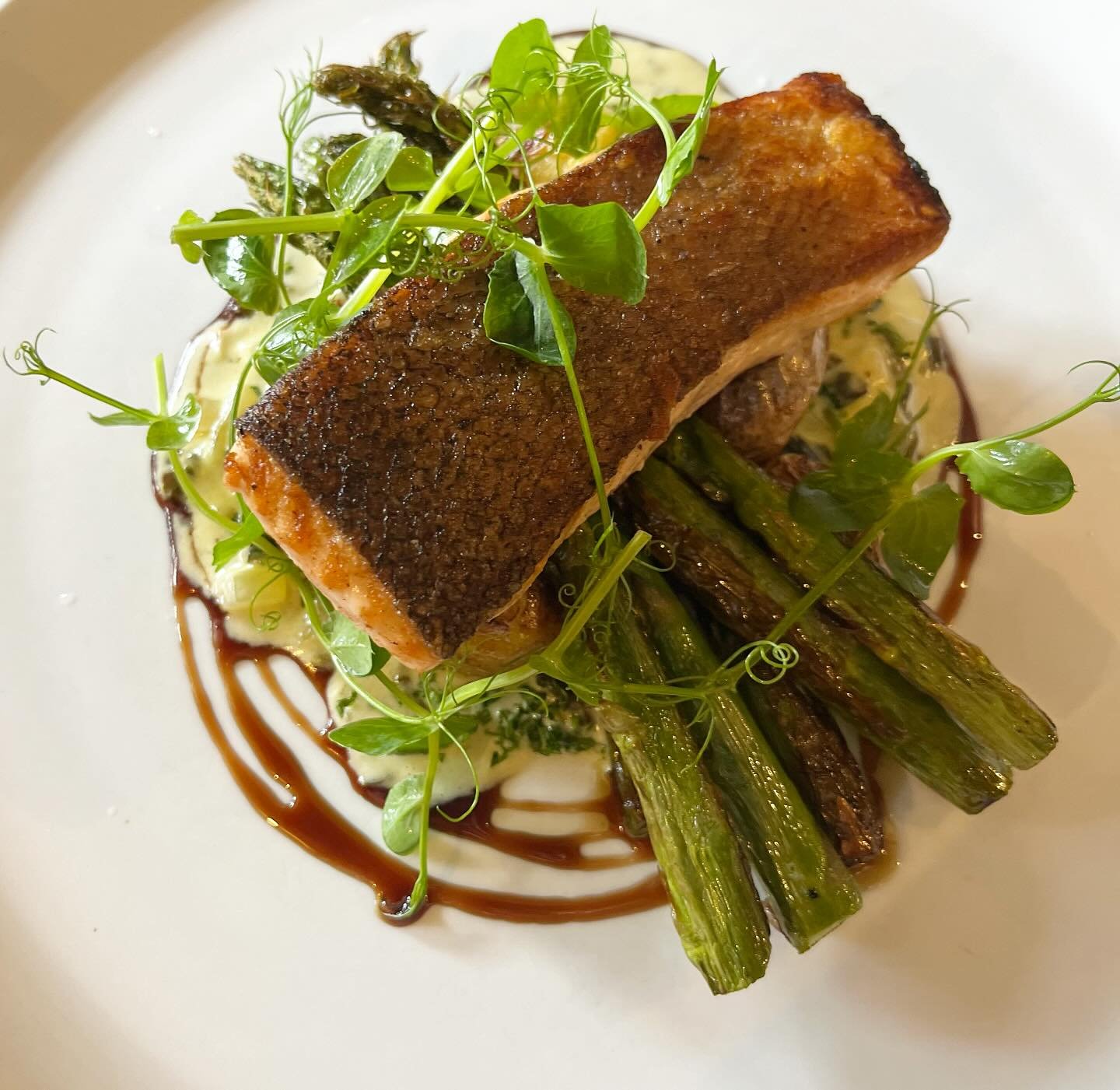 Beautiful Salmon special, with asparagus, roasted new potatoes and creamy spinach sauce. 🌱