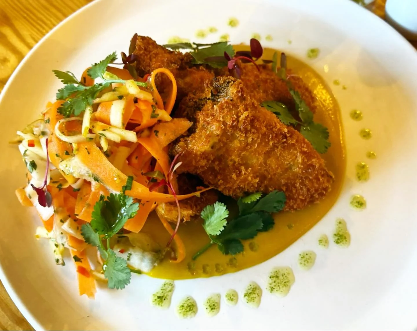 Our new panko coated Oyster mushroom, with Katsu curry sauce and a delicious crunchy apple, carrot and mooli slaw. Look out for some new additions on our menu over the next week or so 🍎🌱