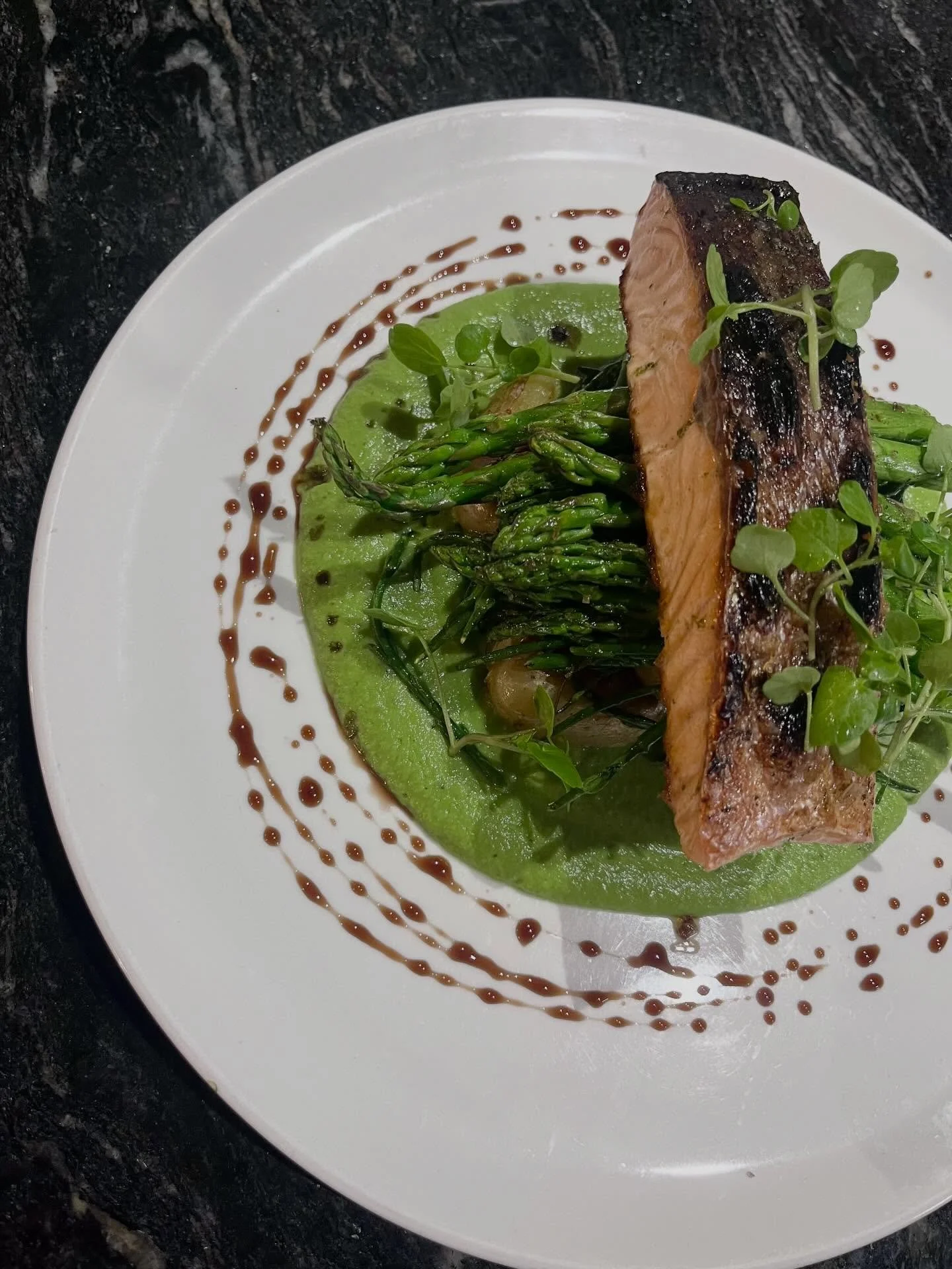 This salmon dish is giving Spring vibes! Pea &amp; mint puree, panfried new potatoes &amp; asparagus 🌱