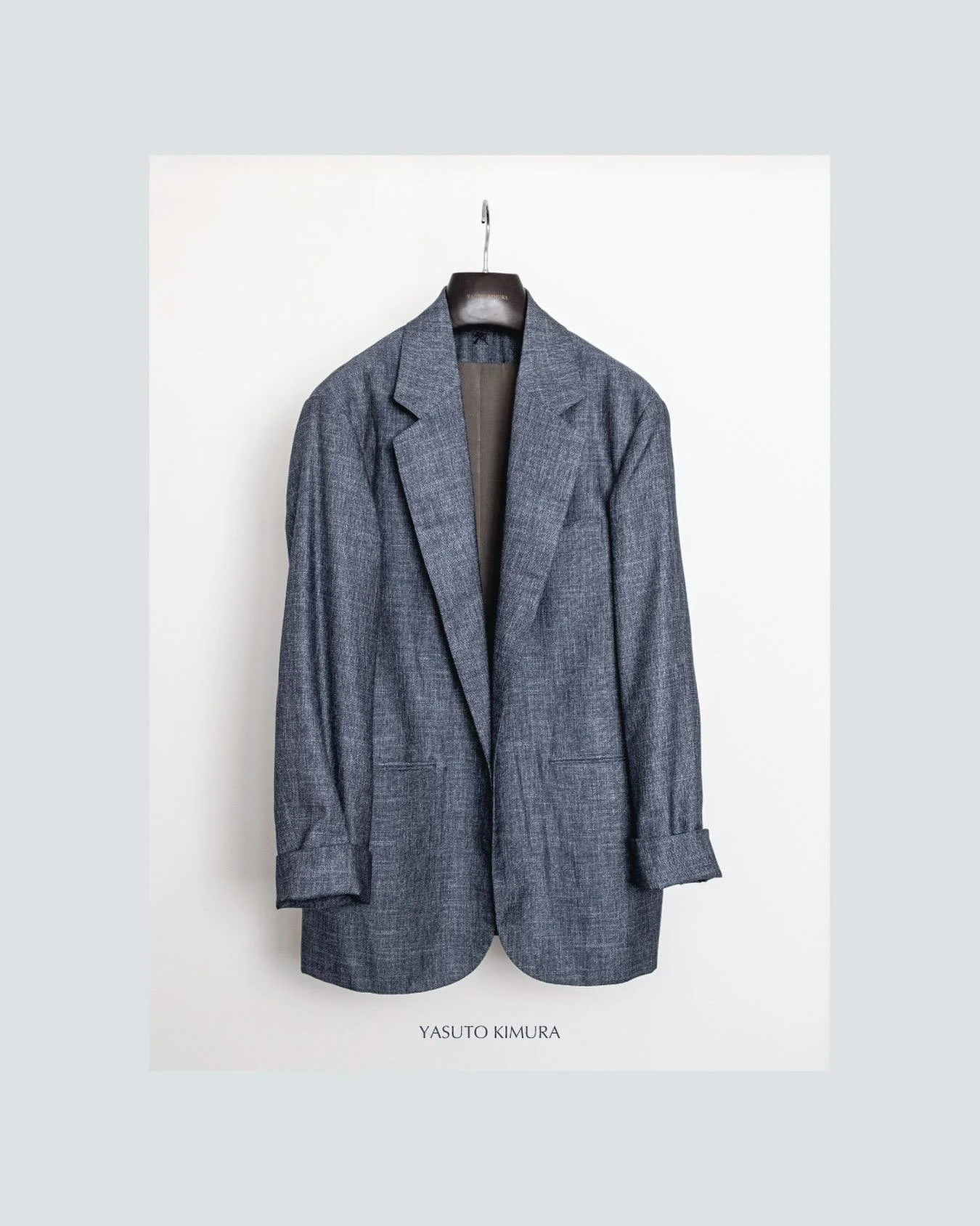 &ldquo;An airy harmony for summer.
Linen, bamboo, and wool-silk woven into a jacket of serene spirit.&rdquo;
#dormeuil #yasutokimura #summertailoring #naturalfabrics #quietluxury