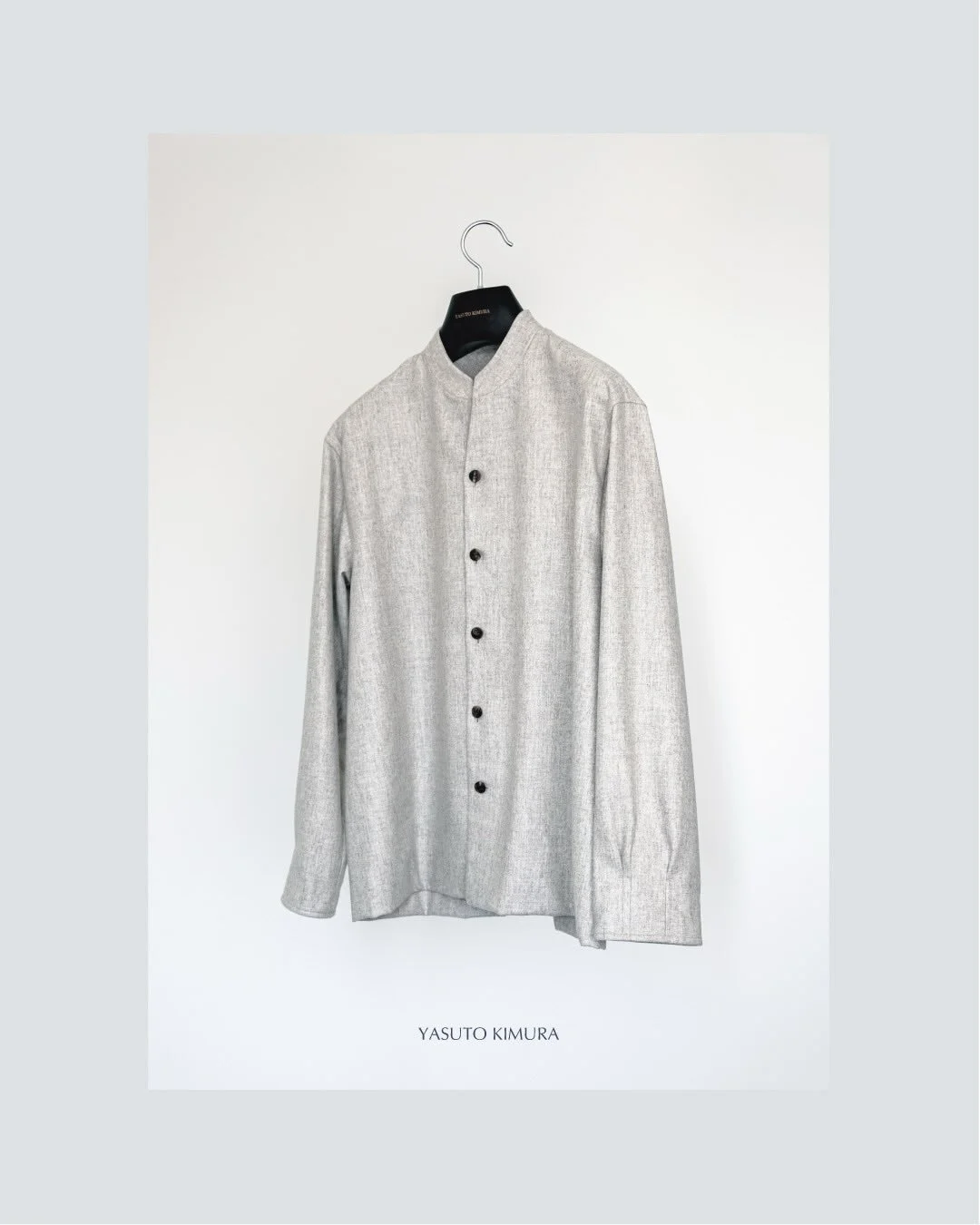 A stand-collar shirt crafted from soft, lightweight flannel in a gentle oatmeal hue.
#yasutokimura #slowmade #modernclassics #standcollarshirt #softflannel