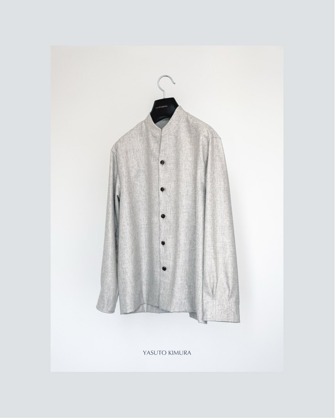 A stand-collar shirt crafted from soft, lightweight flannel in a gentle oatmeal hue.
#yasutokimura #slowmade #modernclassics #standcollarshirt #softflannel