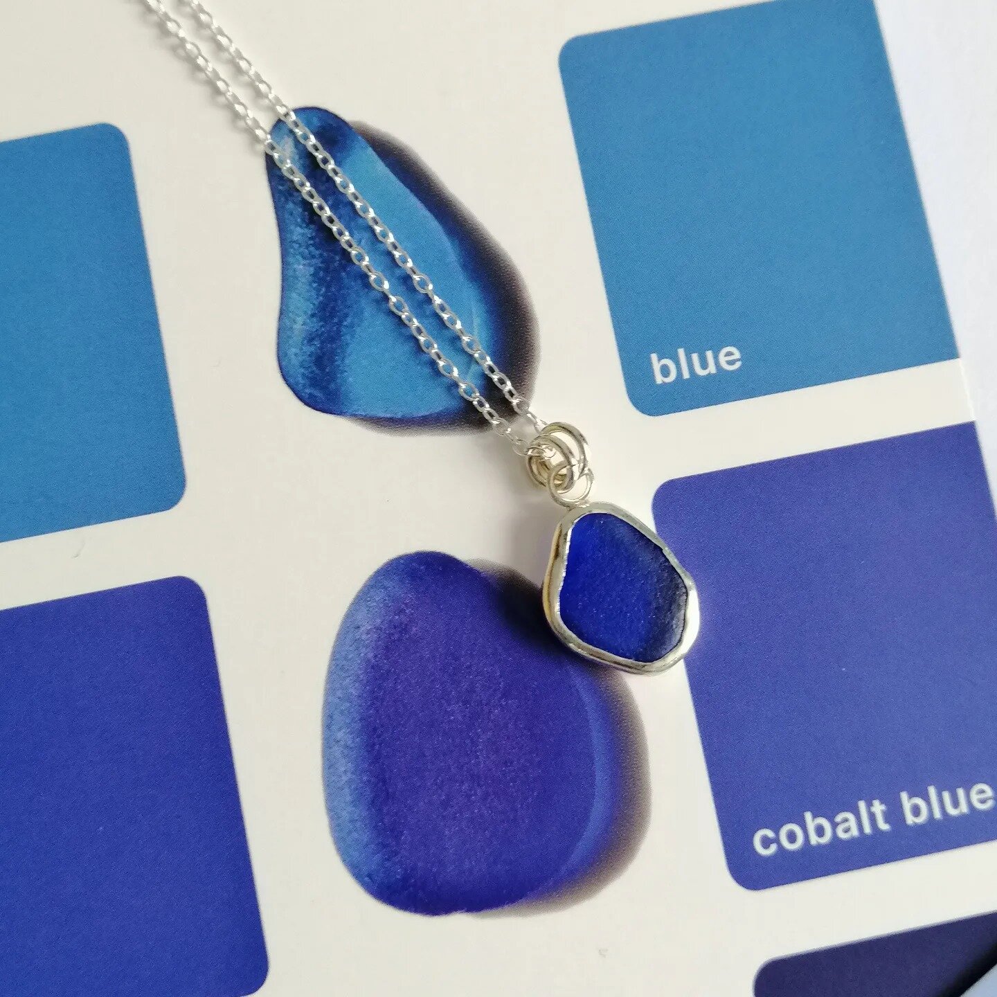 I finally got my hands on my very own Seaglass index from @seaglassindex 🤩🌊 Now I can actually start adding colour references to my jewellery. This one as you can see is a stunning cobalt blue. Hoping to pop this beauty on the website later (unless