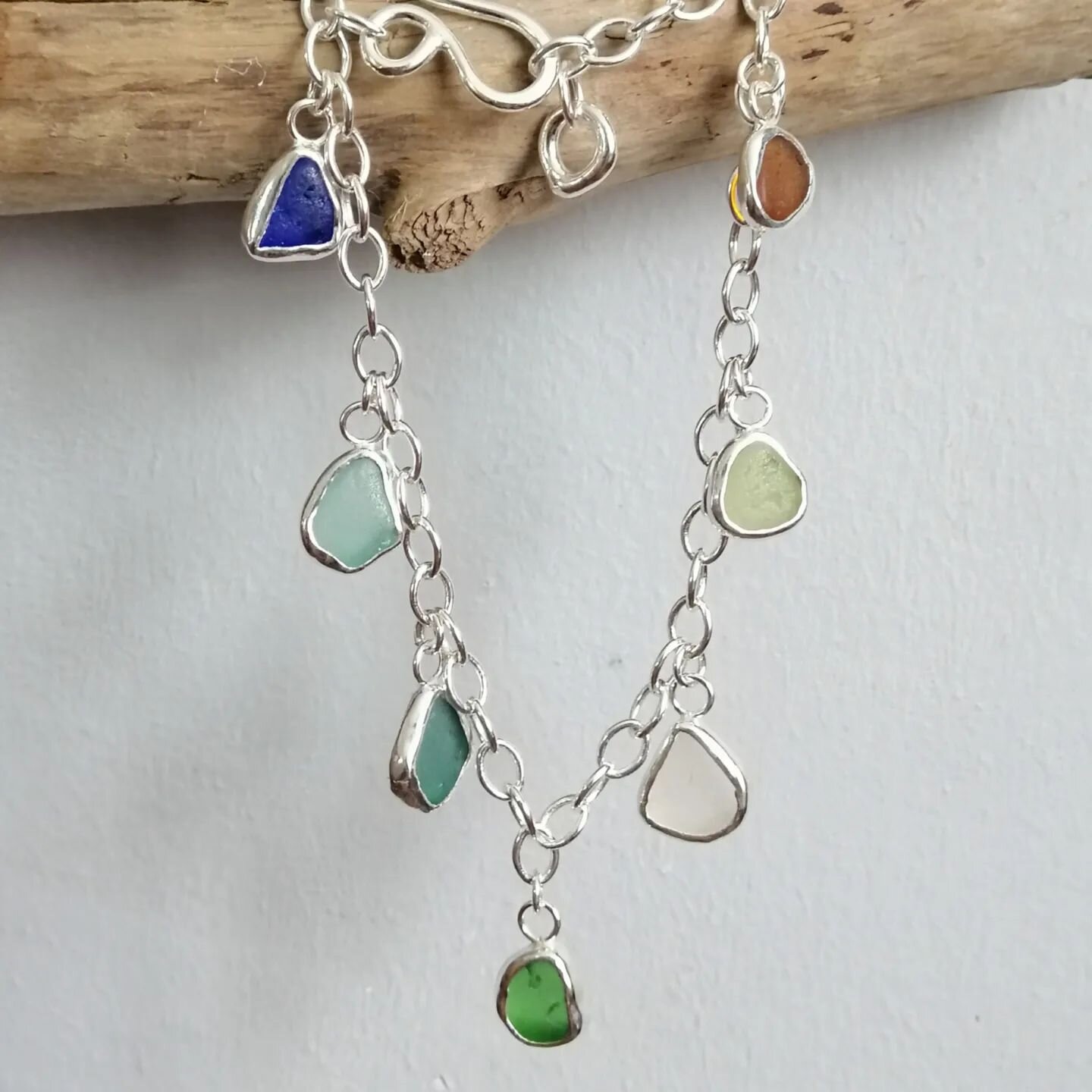 I've wanted to make a rainbow Seaglass Bracelet for ages but finding the right pieces and then the time to do all the fiddly work has been hard! But making this bracelet gave me so much joy 😁🌊 Currently this is the only one but I absolutely want to