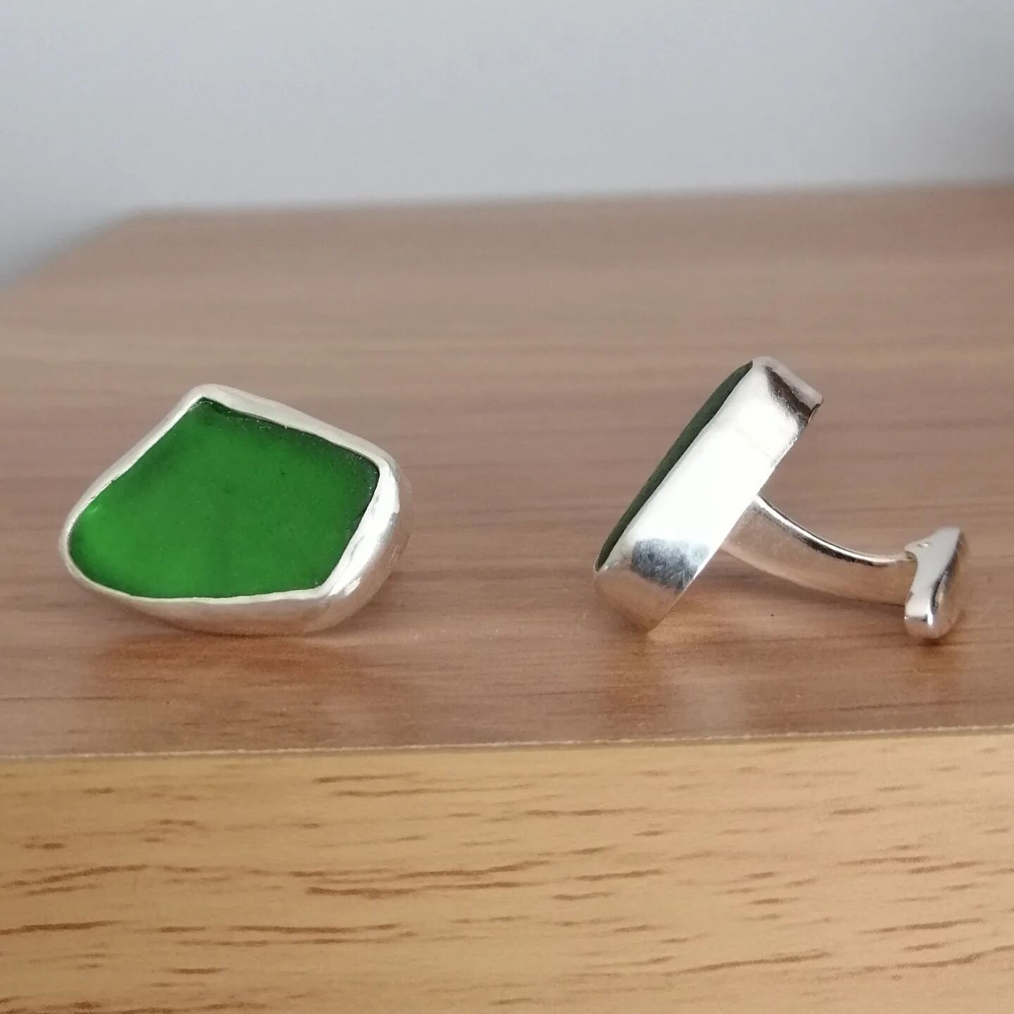 I was asked by a customer to make a pair of cufflinks with her beautiful bright green seaglass finds. I know it took her a long time to find two pieces that worked together enough for this pair. What a gorgeous colour they are 💚