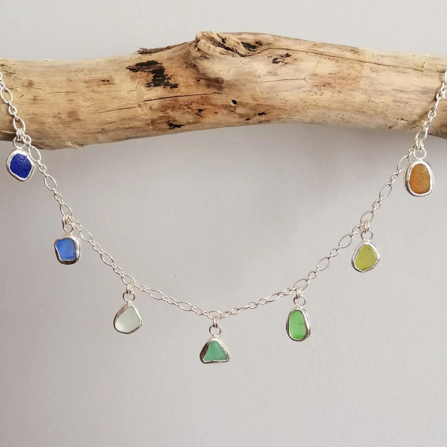 Seaglass necklace with a rainbow of colours 🤩🌈
After making a bracelet version of this a few weeks ago I really wanted to make a necklace too! So here it is 💕🌊 

#seaglassnecklace  #rainbowcolors #seatreasures #beachfinds #beachjewellery
