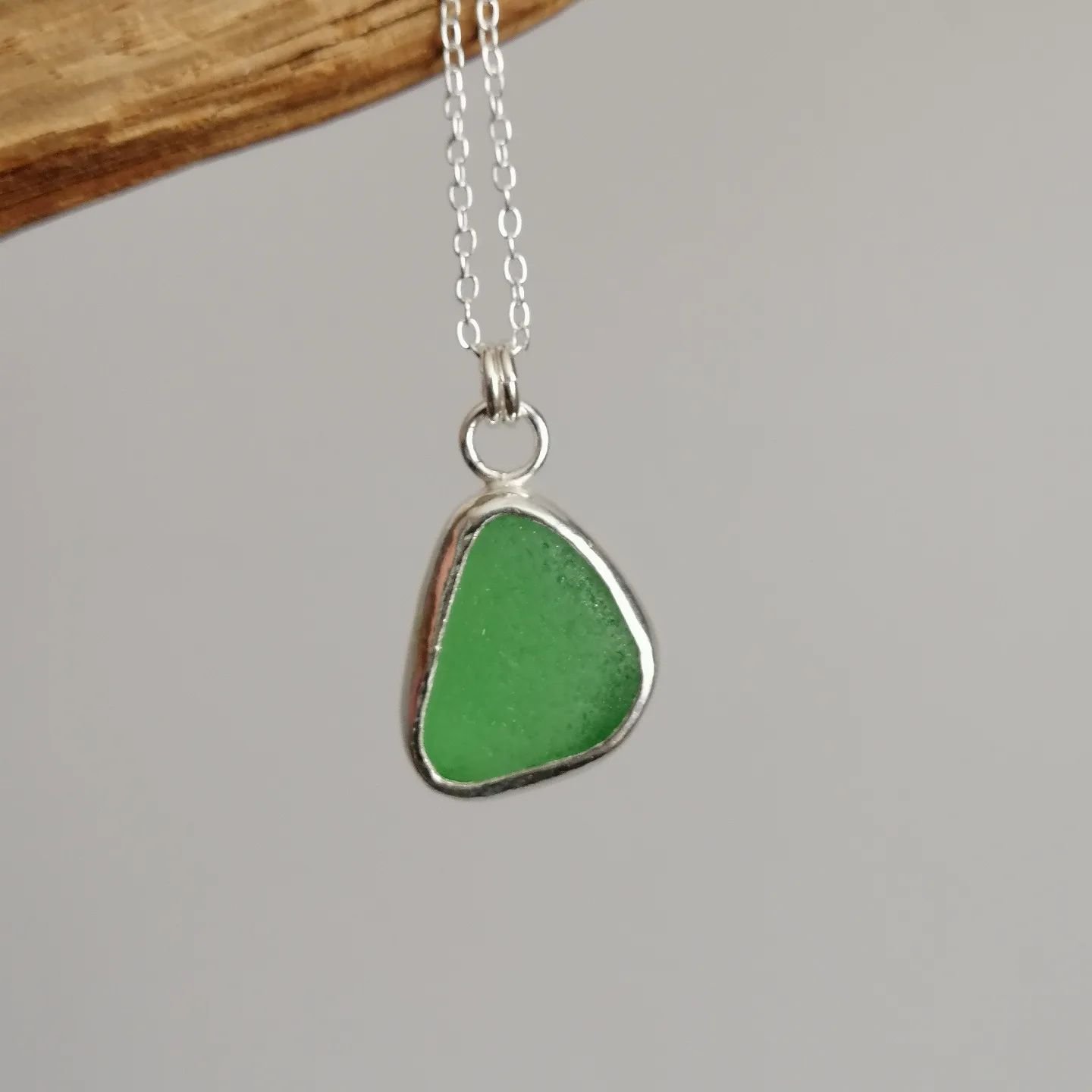 Gorgeous green. I've found so many different shades of green #seaglass when beach walking but I do love the bright rich greens.  The emerald green will always catch my eye first 💕 perfect for #maybirthstone too 🤩

#seaglassnecklace #seaglassjewelle