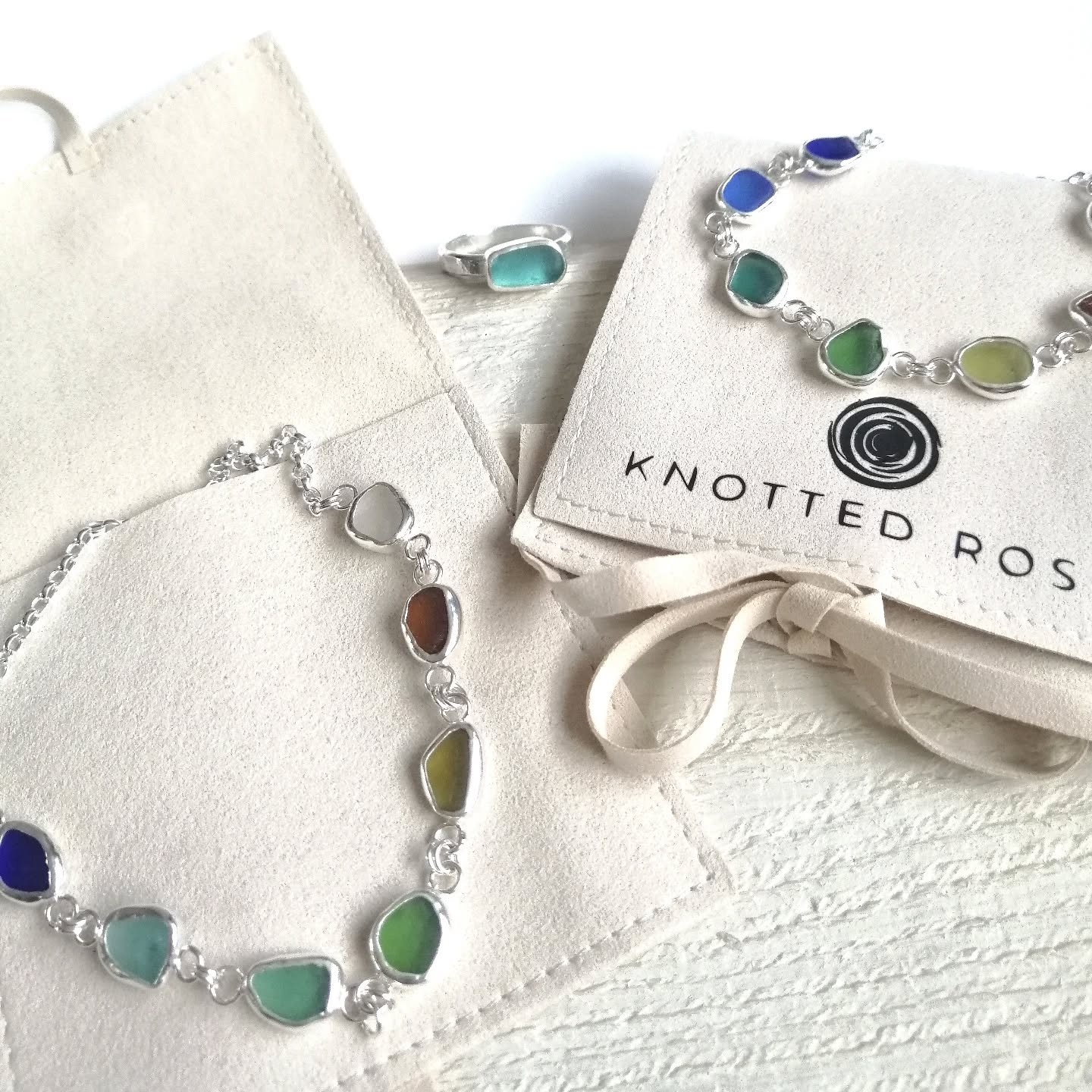 ❄️ Winter Market❄️ Sunday 1st Dec @thecratecafe 

Really looking forward to this one tomorrow. I'll be there 10am til 2pm. 🤩

(The lovely logo printed jewellery pouches are by @erae_crafts)

#seaglassnecklace #seaglasstreasures #handmadejewelleryuk 