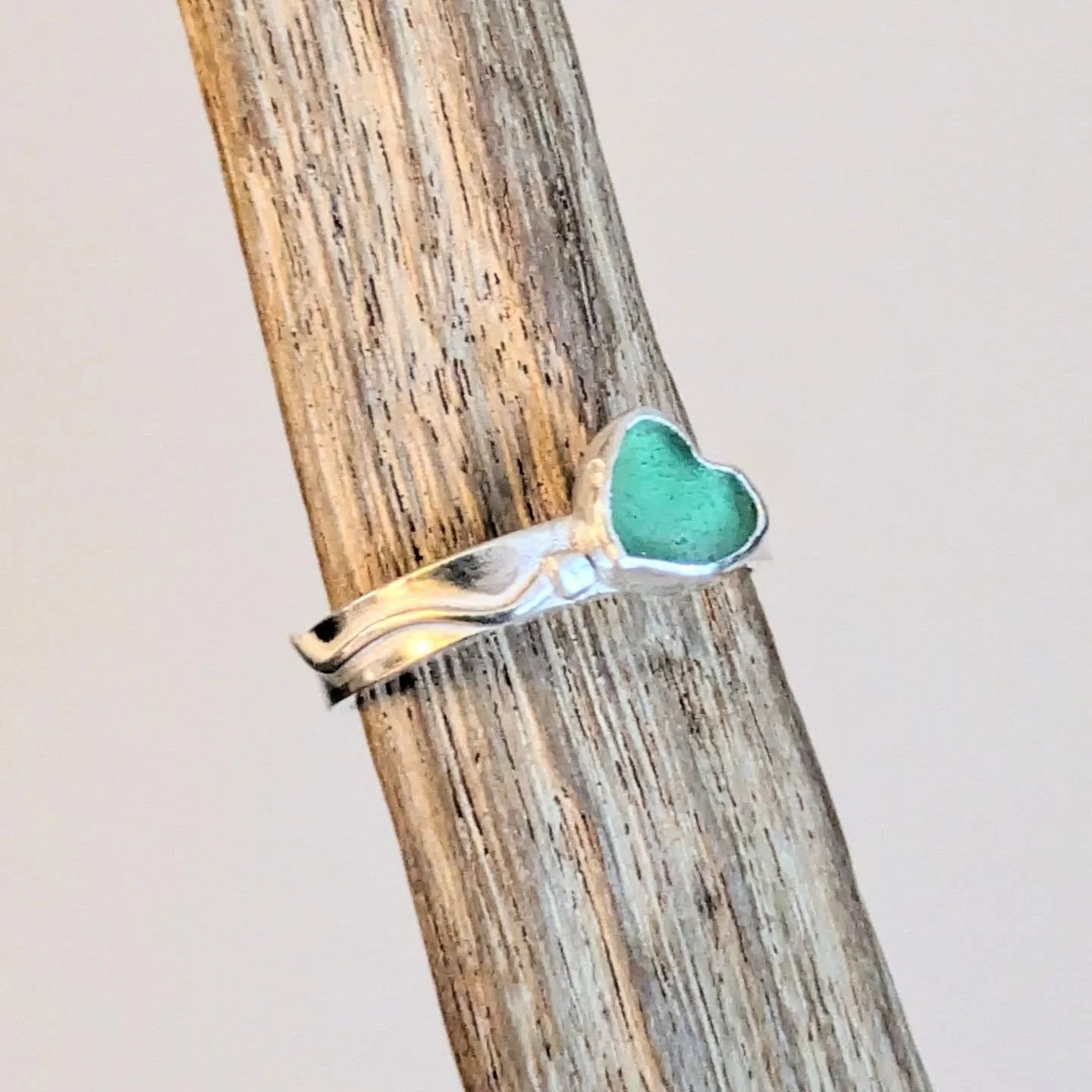 So I've been meaning to post this since Xmas! I made a few commissions leading up to Christmas but this was my favorite by far. My client asked for a green heart shaped balloon on a ring using Seaglass! I wasn't sure that was something I could do ini
