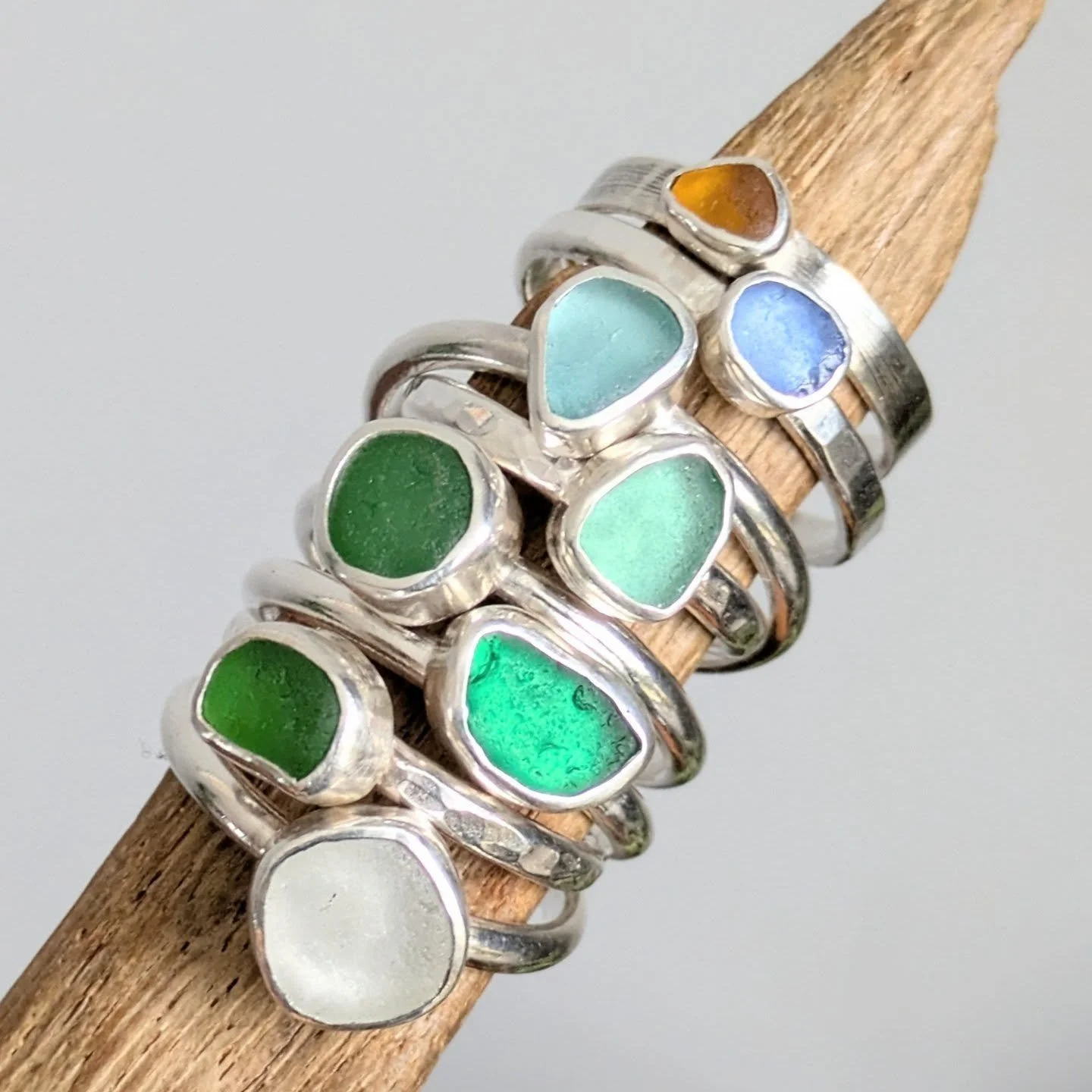 Lots of Seaglass rings on the website currently. I love seeing all the #seaglass colours together, they always look so magical 🤩💕

Hope you're all getting to enjoy some of this sunshine today 🌞🌞

#seaglass #seaglassjewellery #seaglassring #recycl