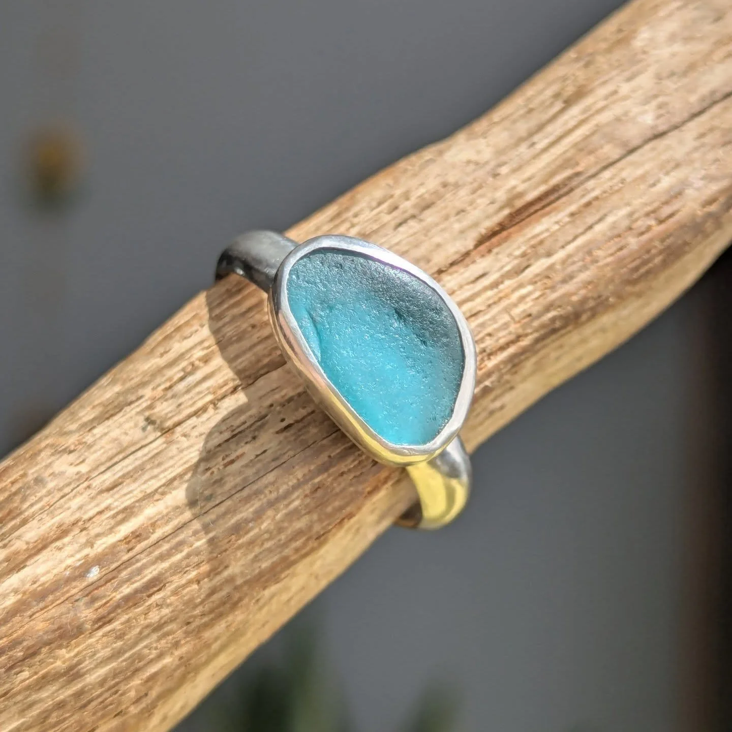 I think one of my favorite Seaglass colours to find is any shade of teal. This one looks lovely set as a ring 🤩🌊

#seaglass #seaglassring #sustainablejewellery #tealseaglass