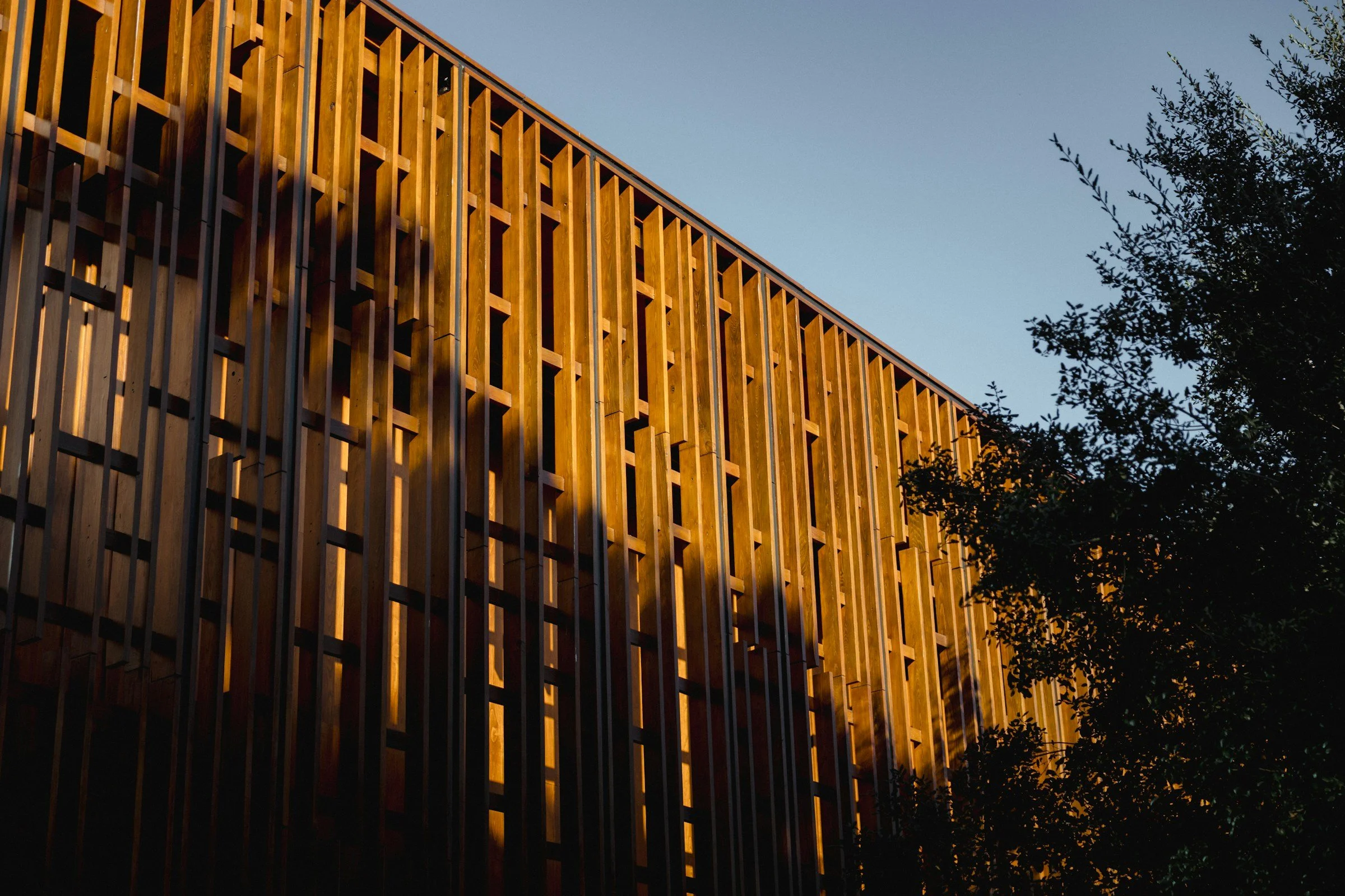 Arquitectura contemporánea luminosa, sobria y sin personas