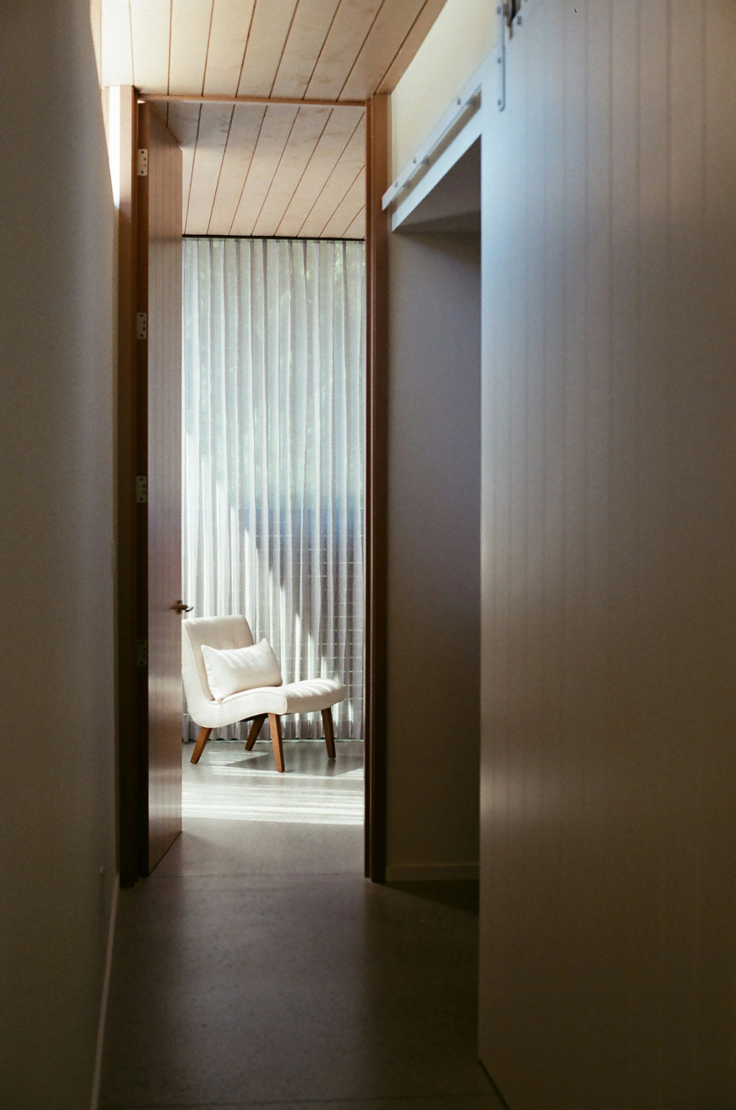 Interior arquitectònic contemporani, lluminós i serè, sense persones