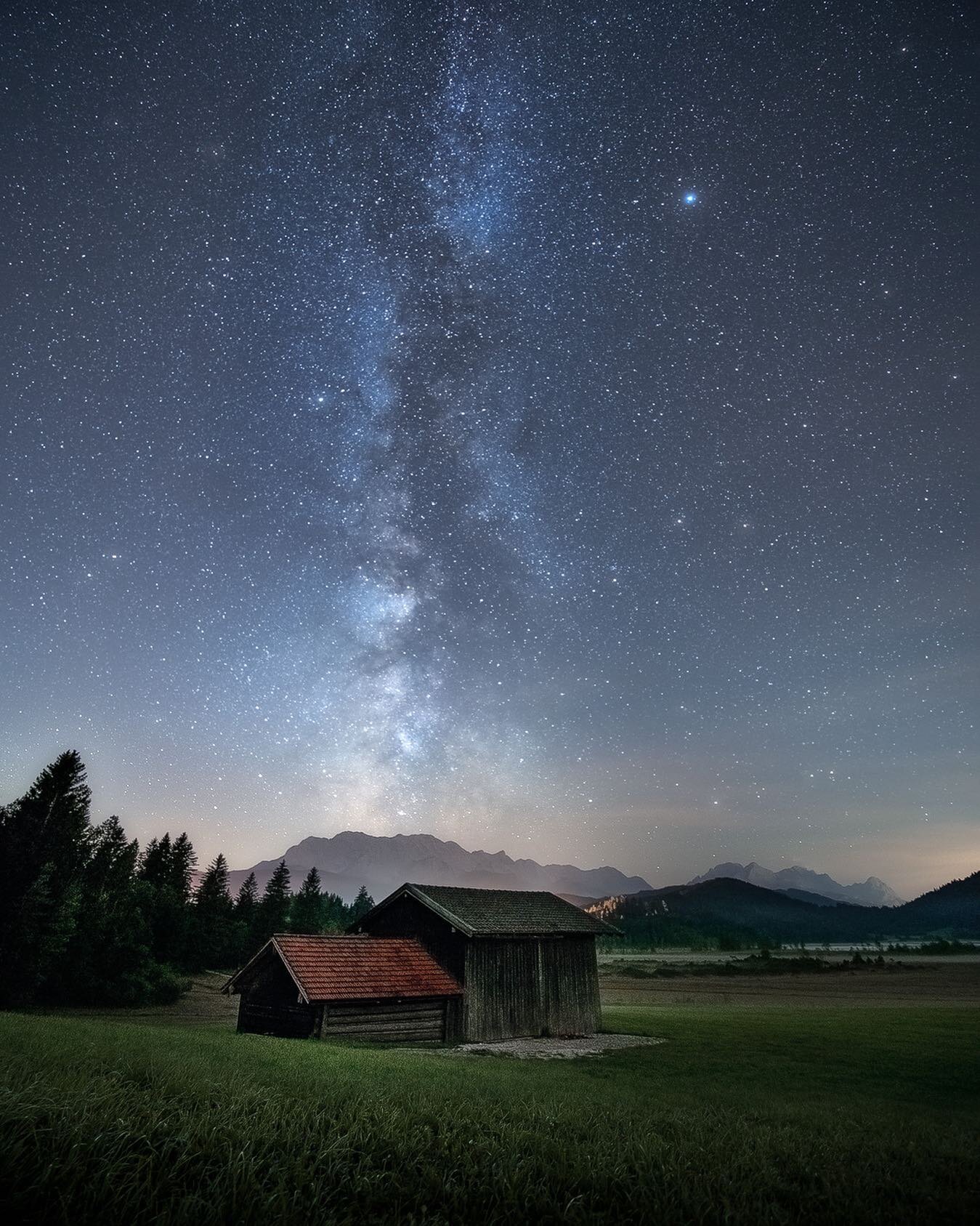 How amazing is it to spend the night in a cabin under the stars?⁣
⁣
This image is from a pitch black night in Bavaria during new moon. I did not use any additional lighting, so the scene is lit only by the natural light from the stars (and ofcourse s