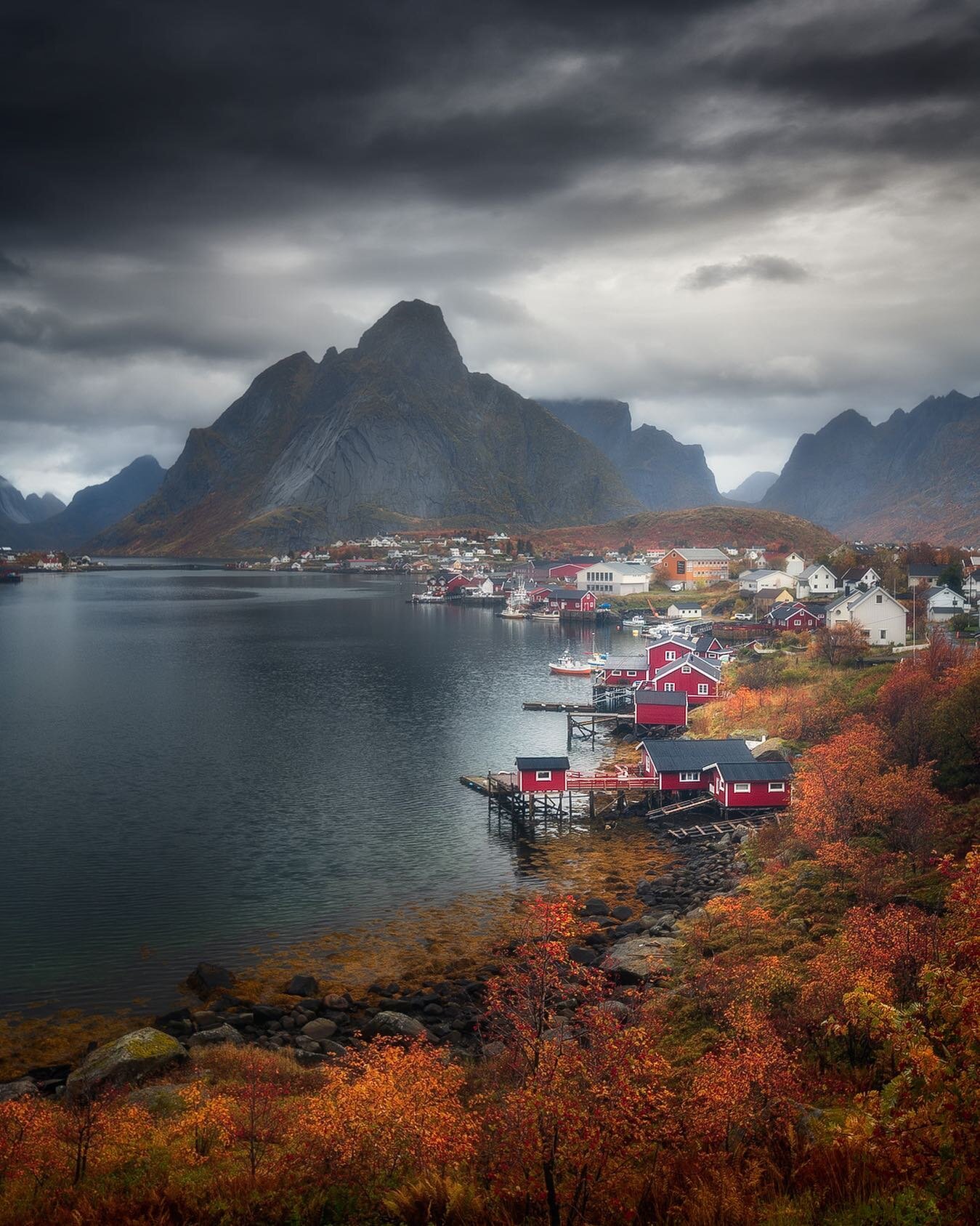 An autumn day on Lofoten Islands. 😊😍🤙🏠🇳🇴⁣
⁣
++++++++++++++++++++++++++++⁣
⁣
#lofoten #norway #landscapephotography #landscapephotograph #landscapephoto #photooftheday #beautifullandscapes #landscapecapture #landscapecaptures #landscapehunter #l