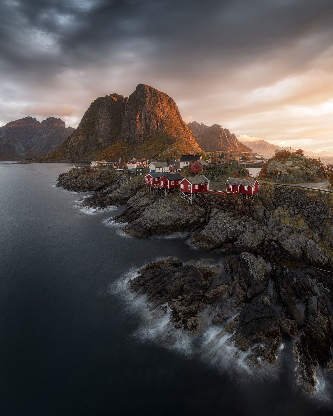 These little red houses are called rorbuers. I&rsquo;ve had the pleasure of staying in one of these for a week 😊😍🤙🏠🇳🇴⁣
⁣
++++++++++++++++++++++++++++⁣
⁣
#lofoten #norway #landscapephotography #landscapephotograph #landscapephoto #photooftheday 