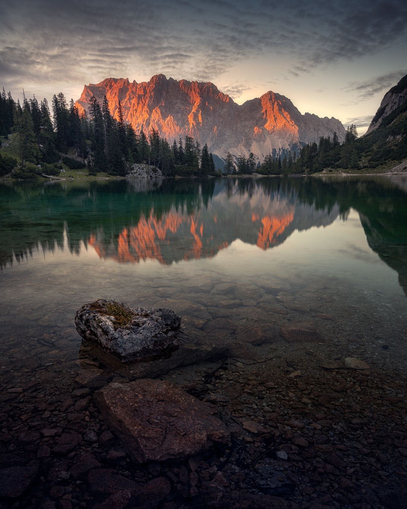 We hiked all the way up to this beautiful and pristine alpine lake in Tirol. From there we watched the sun throwing her last light of the day on the Zugspitze, turning the tallest mountain of Germany all red.⁣
⁣
++++++++++++++++++++++++++++⁣
⁣
#tirol