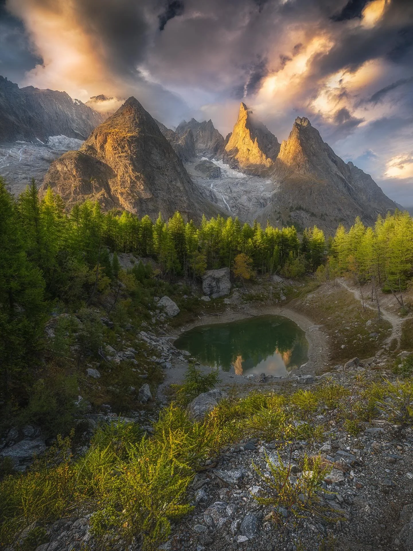 Chased the last light into the mountains and found this moment waiting.
The lake was completely still, reflecting every shift in the sky.
It&rsquo;s one of those scenes that makes you slow down without trying.
Cold air, quiet surroundings, and that w