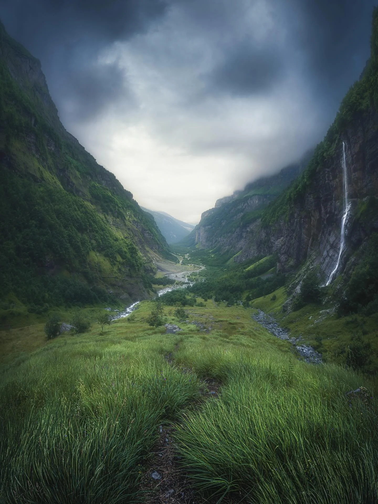 Long hike to get here, but what a view.
A deep valley stretching out, pulling your eyes all the way through the frame.
Clouds moving slowly, light shifting every few minutes.
I stayed on the edge for a while, just watching it change.
One of those vie
