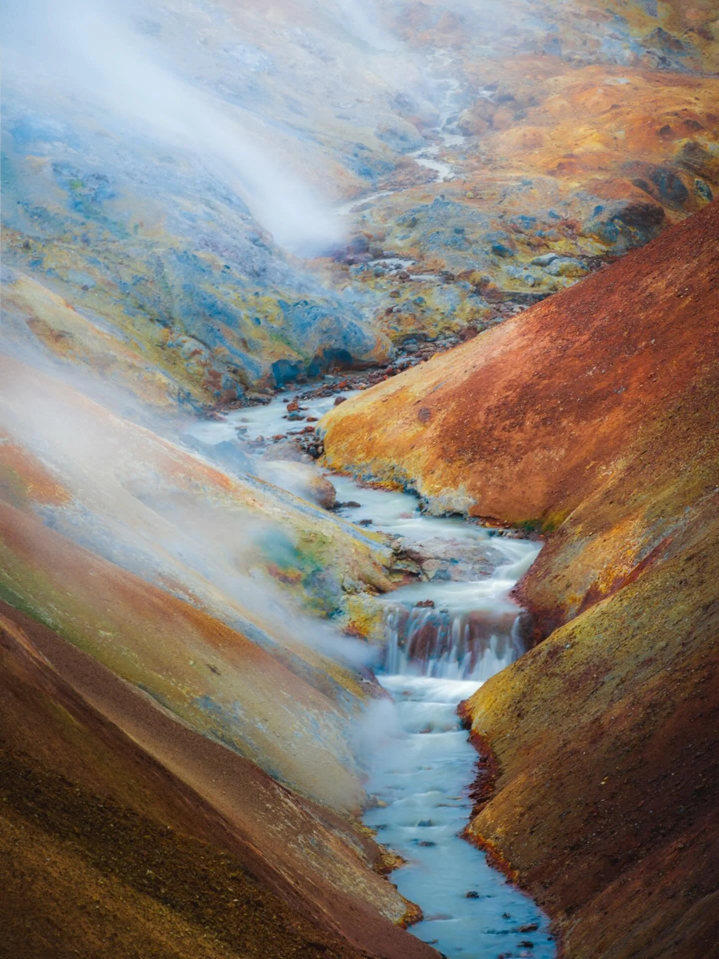 The highlands of Iceland can only be accessed by 4x4, but absolutely worth it once I got there.
Steam rising, a sulfur river cutting through the scene, and colors everywhere.
The landscape feels raw and constantly moving.
You can smell it, hear it, f