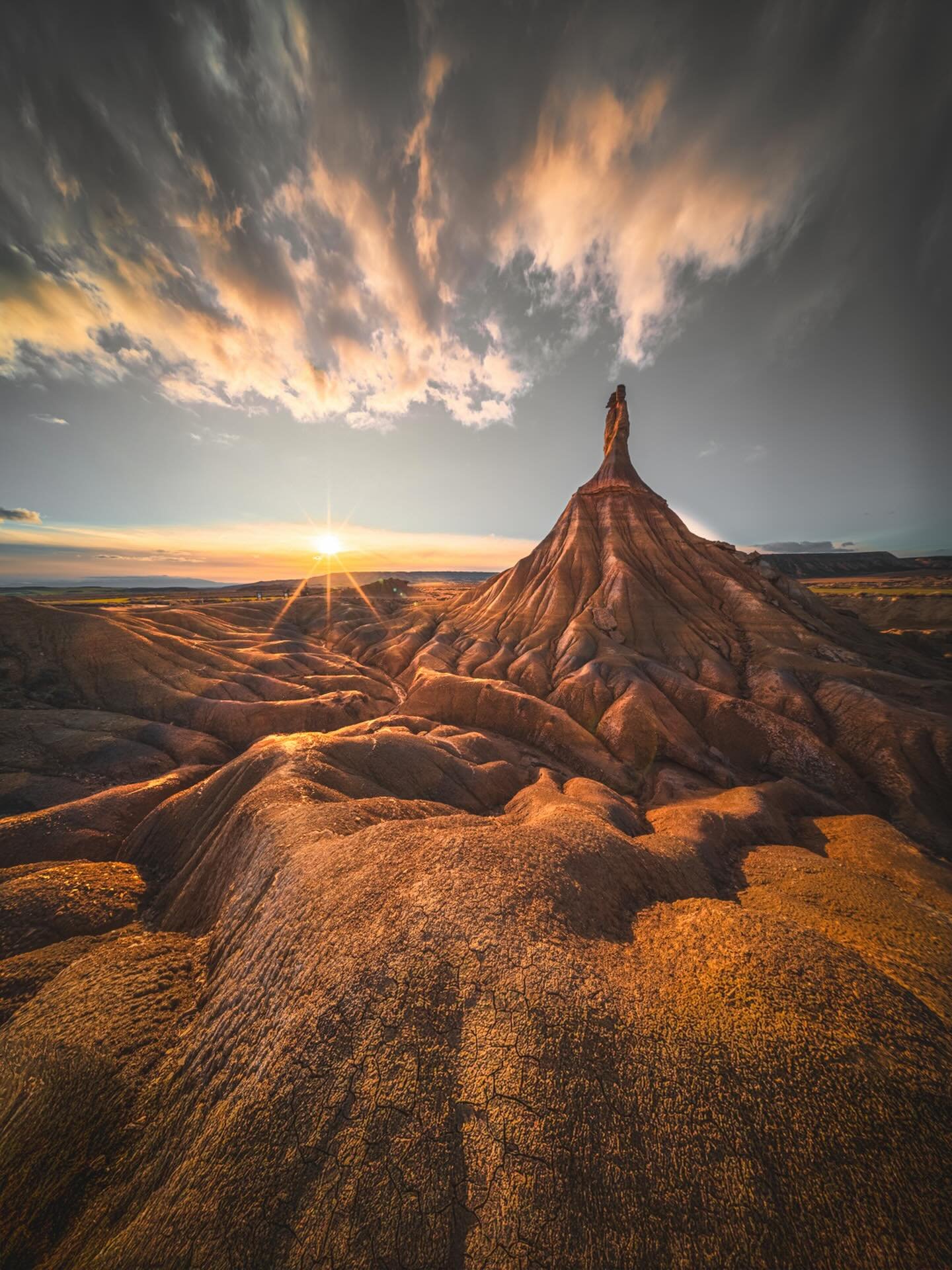 As the sun dropped, the light softens over the desert and the shapes and textures started to stand out.
The landscape felt raw, dry, and completely exposed.
No distractions&mdash;just lines, shadows, and warm tones coming together.
These are the mome