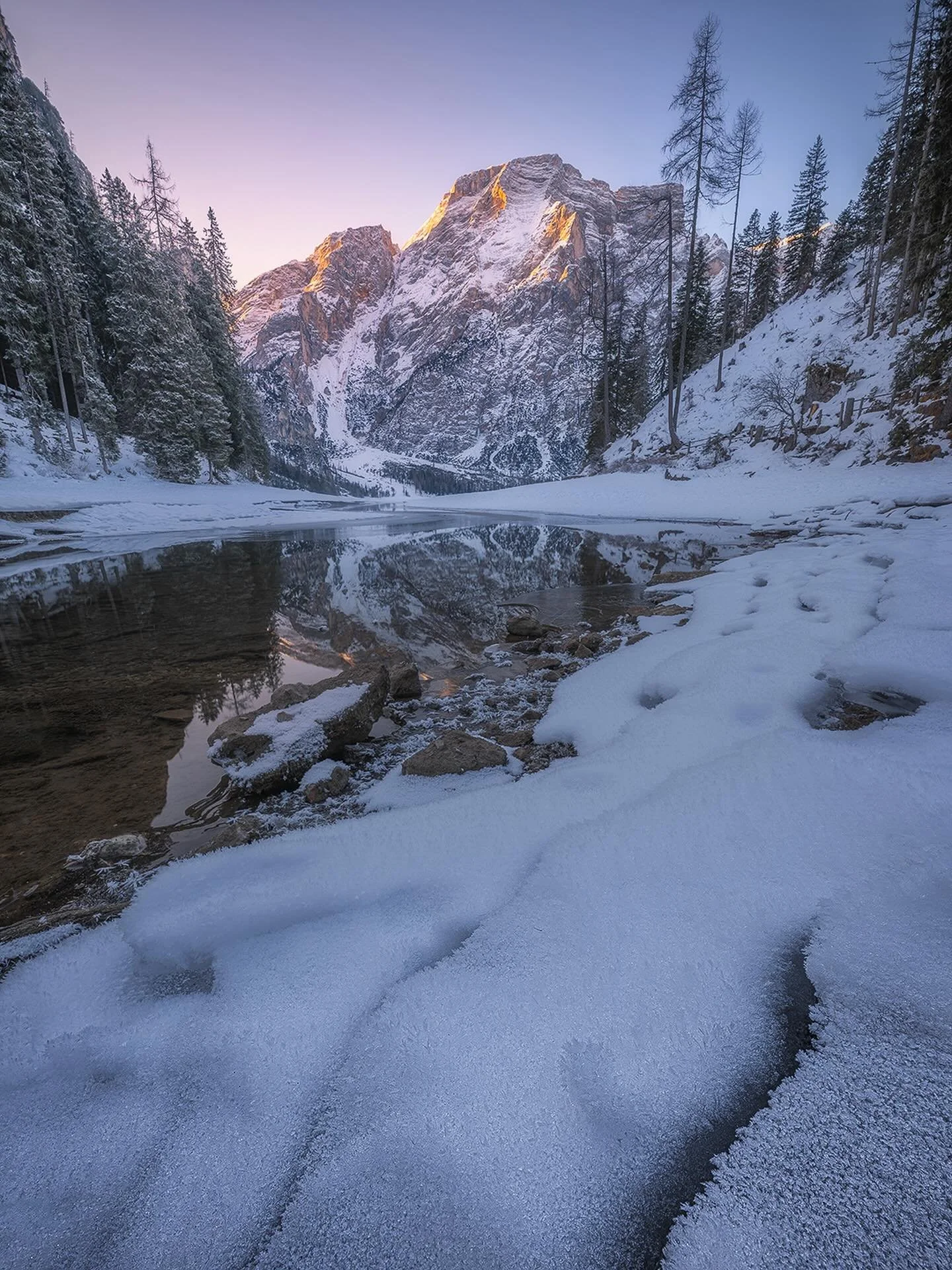 At first light, the frozen surface turns into a silent mirror&mdash;holding the sky, the mountains, and something harder to name. No wind, no sound&hellip; just that rare stillness that makes everything feel suspended in time.

Winter doesn&rsquo;t t