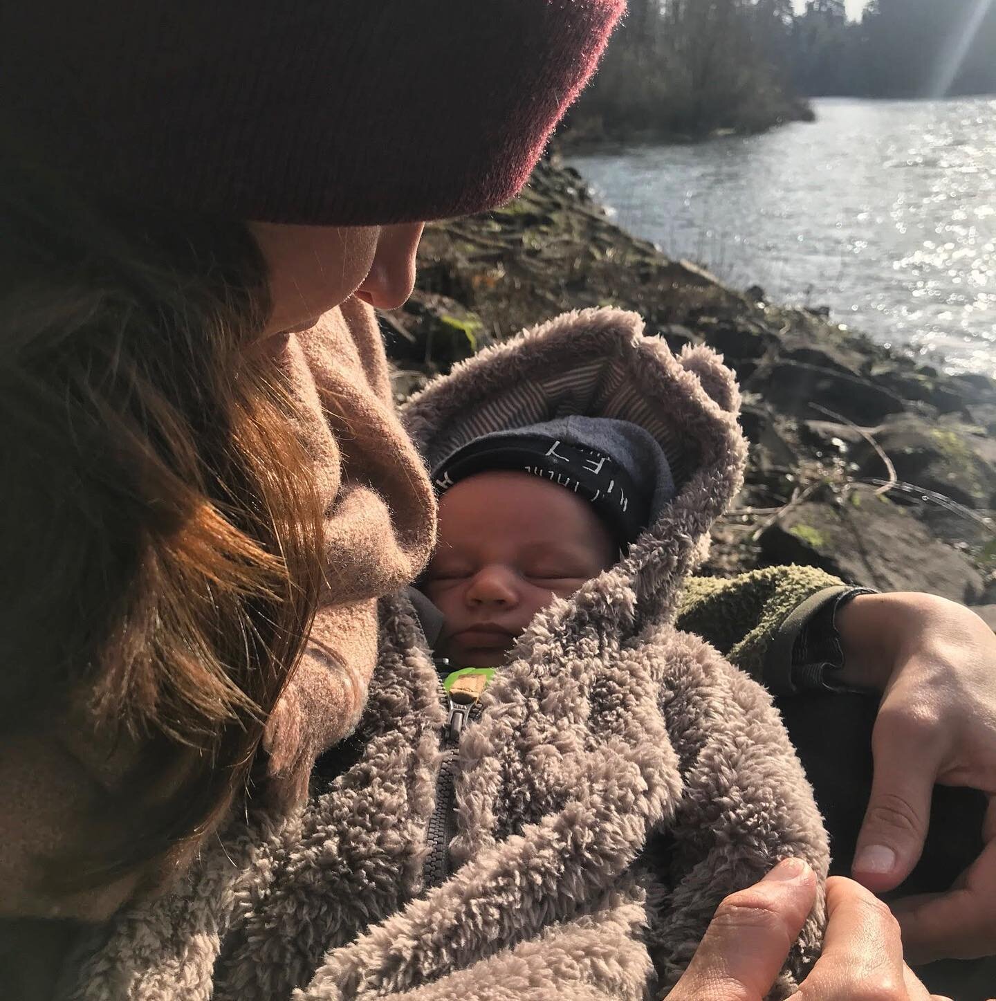 Meet Margot, the newest addition to our beautiful, flourishing family, enjoying this blessed winter sunshine by the river! ✨

📷: flourishing papa @eric.lillstrom 

#flourishingbabies #adventureswithinfants #getyourvitamind #babiesbytheriver