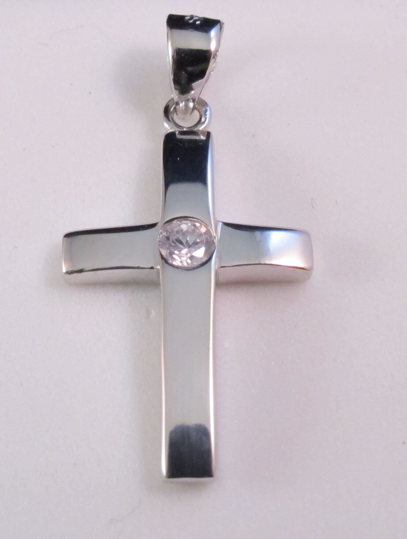 Poliertes Kreuz aus Sterling Silber mit Zirkonia
