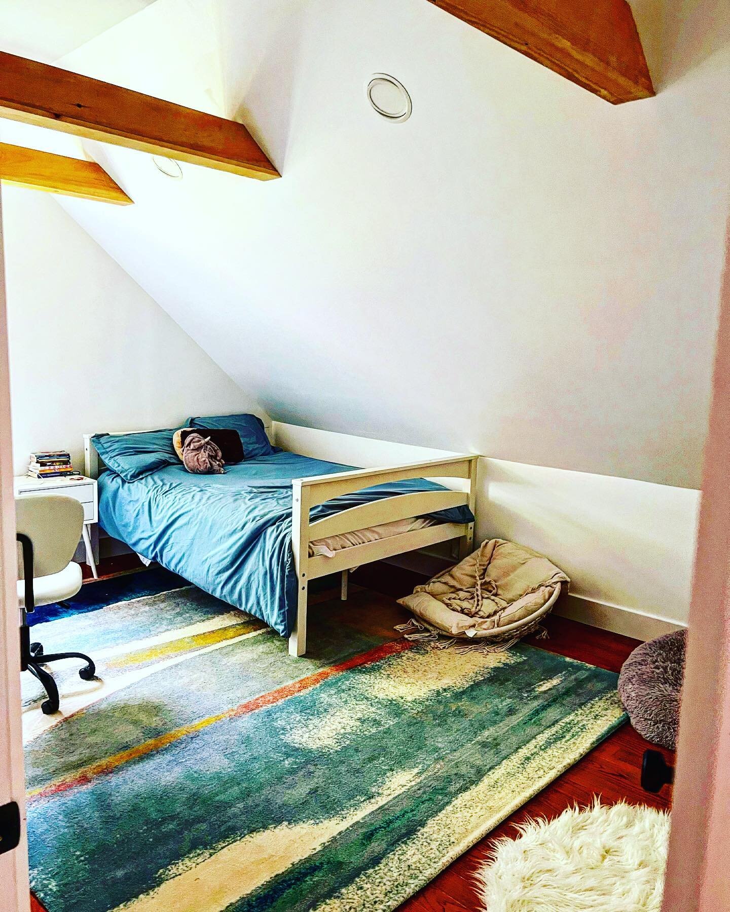 Finished up a bedroom renovation in Rhinebeck recently. Updated the flooring to 2 1/4 red oak, vaulted the ceilings and re-insulated with much better insulation than existing. Wrapped the collar ties in pine and had @jims_plumbing_  work some magic a