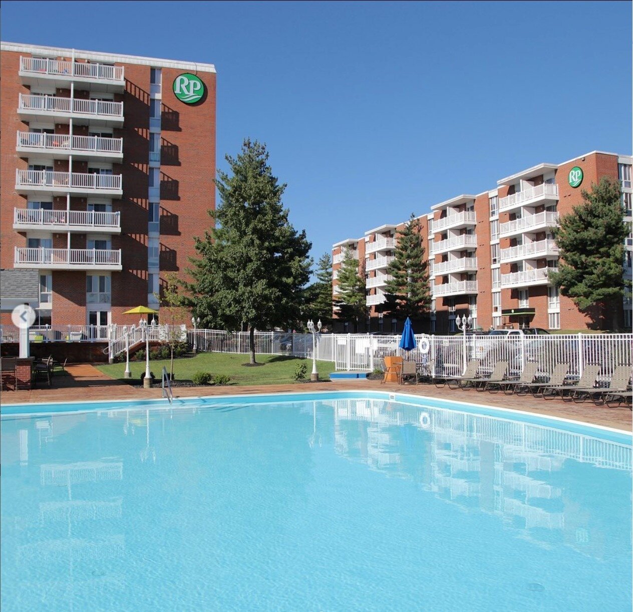 ☀️Take a swim at River Park pool!!👓️⁠
⁠
✨It's time for some poolside therapy ✨⁠
⁠
Grab some ice water on your way out or an iced coffee free to our residents! (just being a cup) 😊⁠
⁠
#studenthousing #riverparkou #poolside
