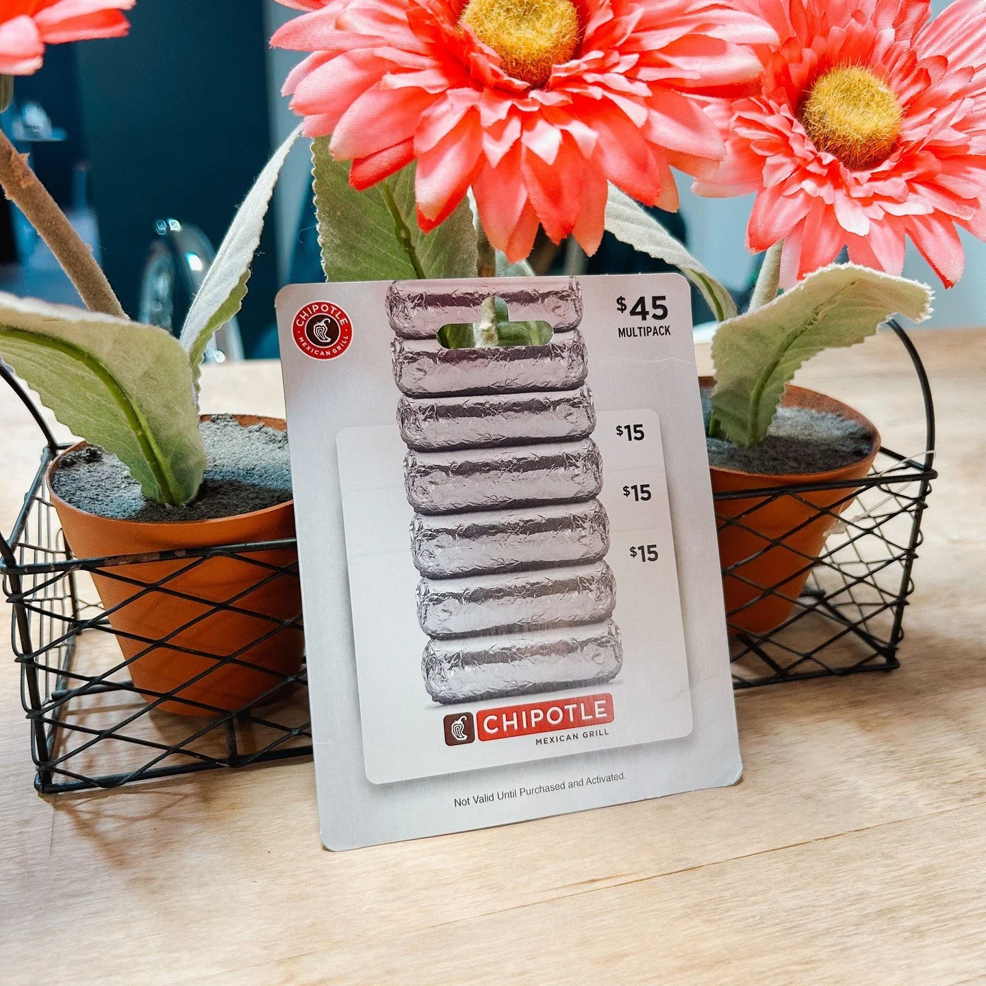 Second day of our 10 days of giveaway, today is a $45 chipotle gift card pack! Like + tag 2 friends in the comments if you want to be entered in the give away. Winner will be contacted in the morning!🌯💕